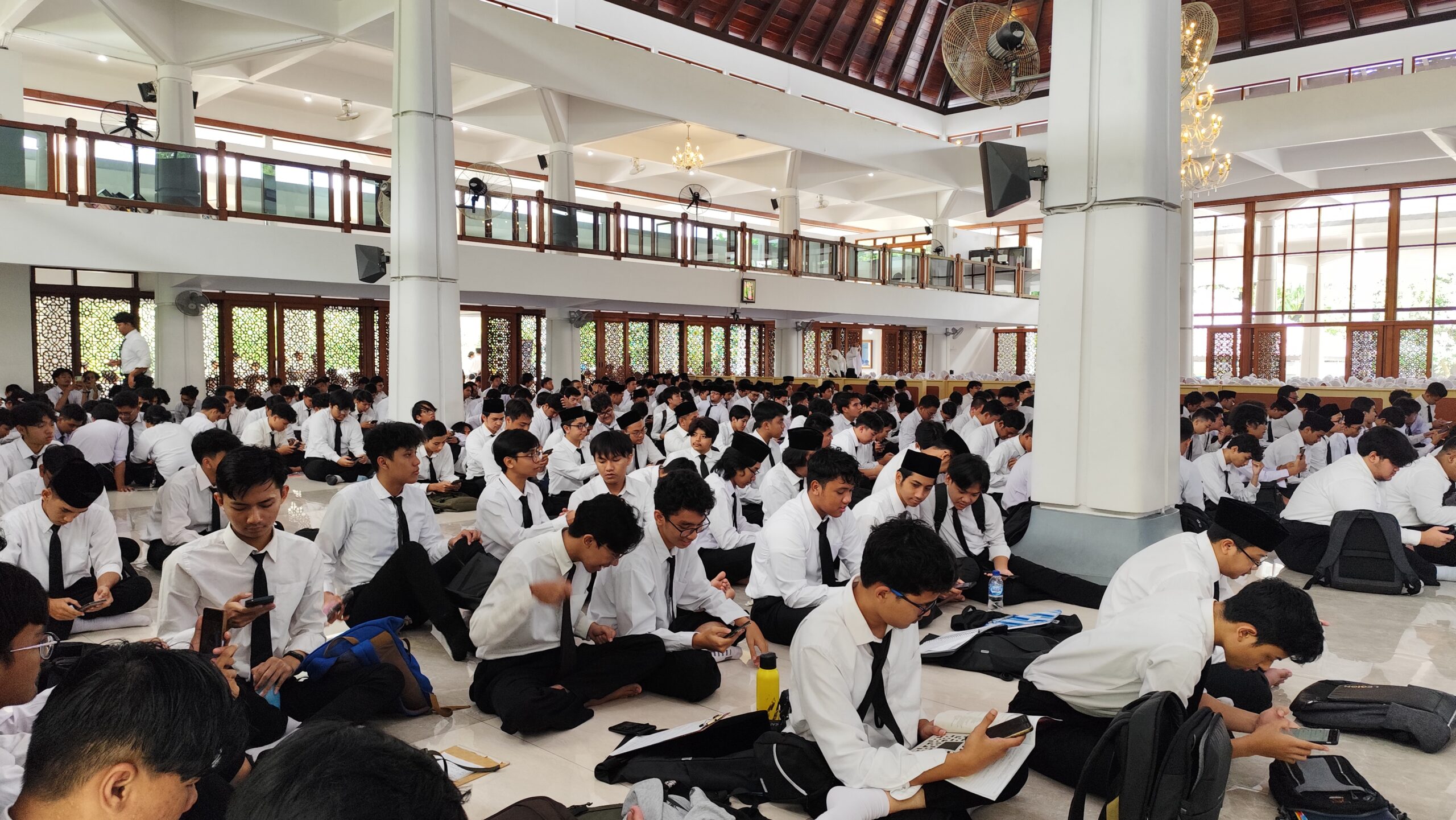 Mahasiswa ITS dalam mentoring agama islam