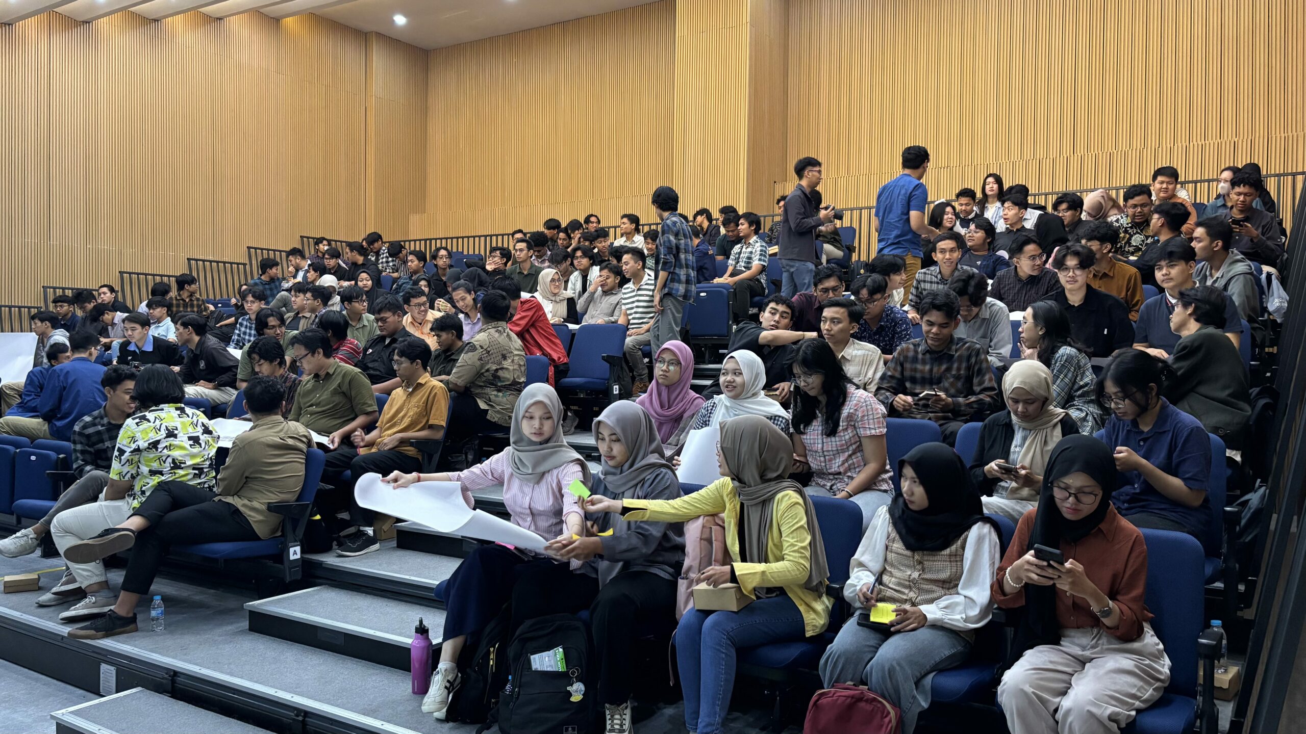 Para peserta lokakarya saat pembagian grup untuk merencanakan proyek perangkat lunak pada Senin (24/2)