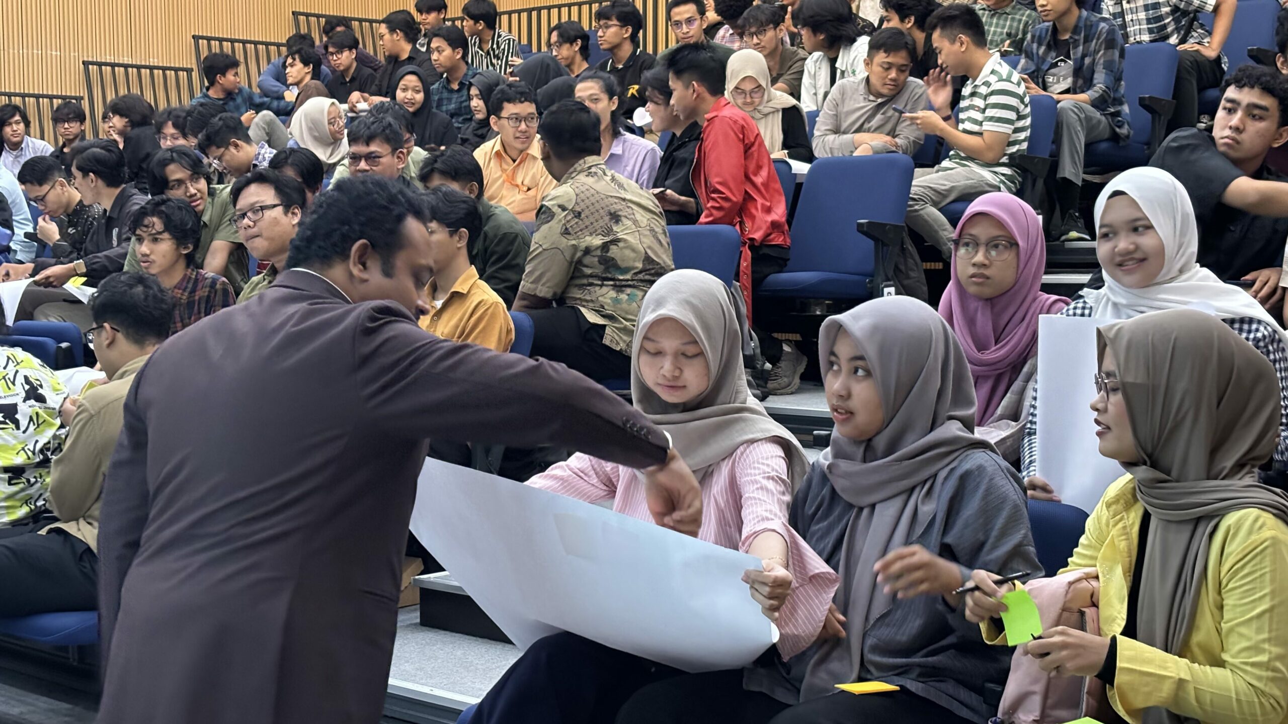Ganesh Neelakanta Iyer BTech MSc PhD saat memberikan arahan saat sesi group activity pada lokakarya yang digelar di Auditorium Tower 2 ITS