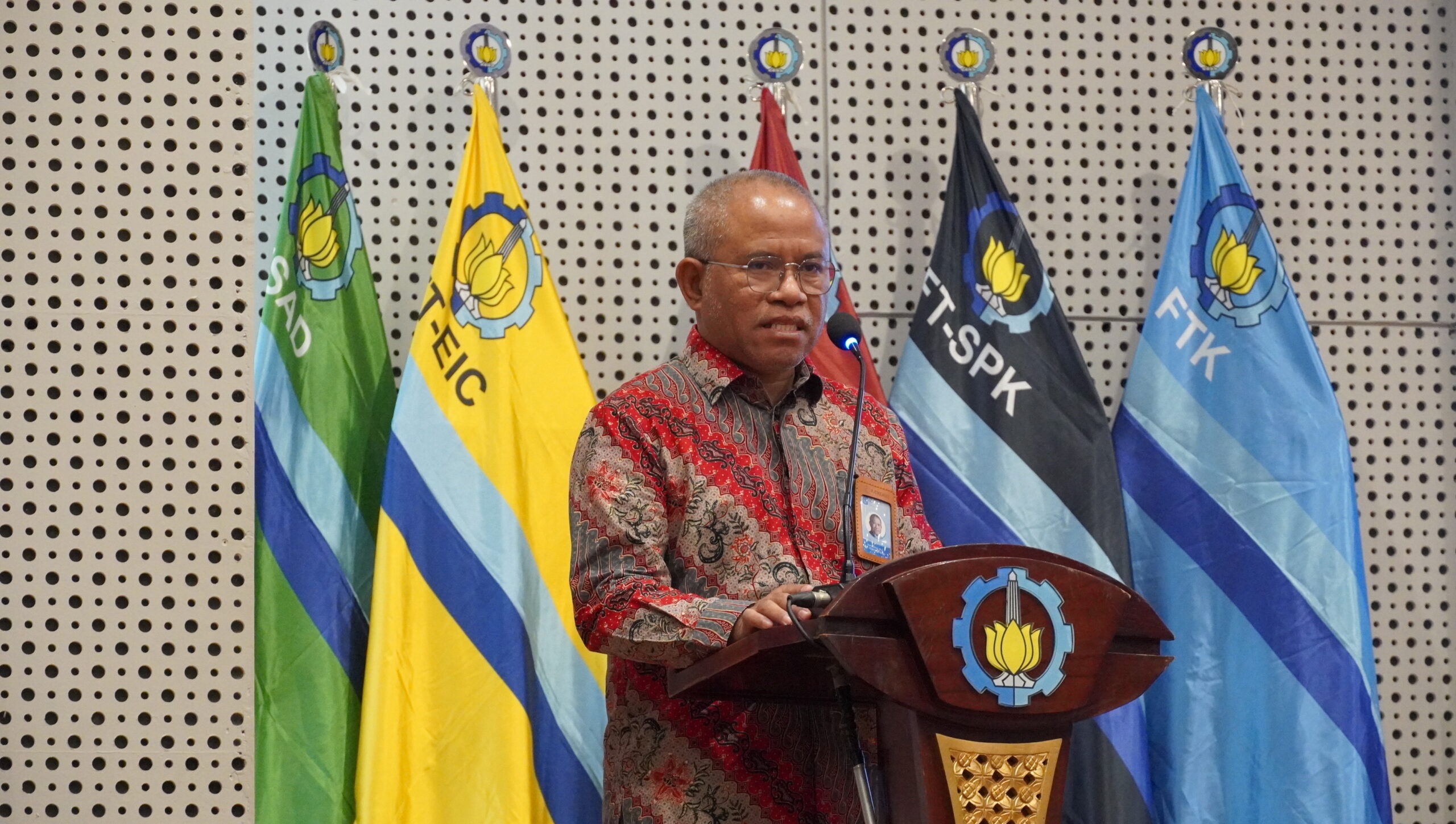 Foto WR III ITS ketika memberikan sambutan di Sekolah Teknis Pemimpin ITS 2025