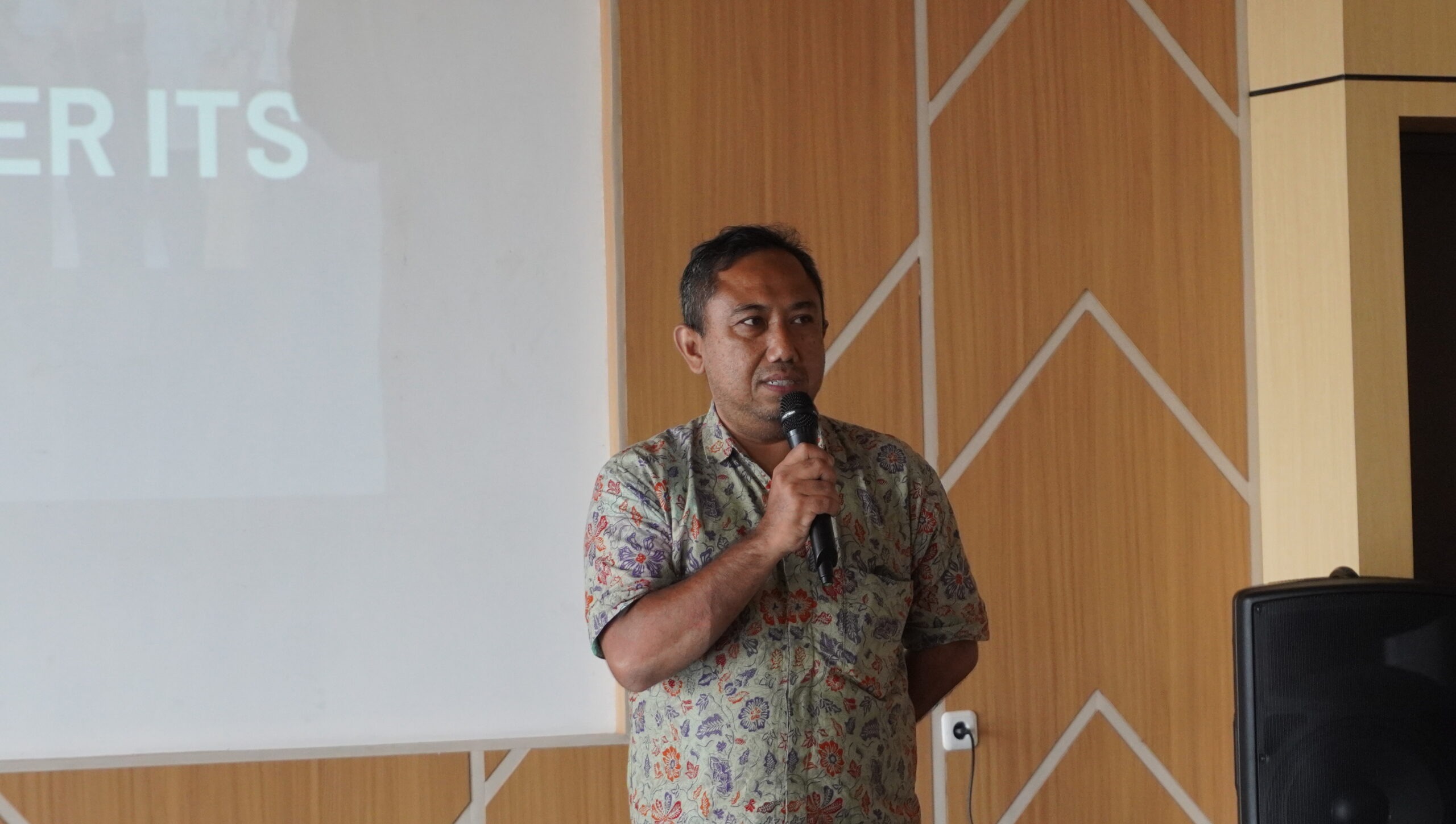 Kepala Departemen Teknik komputer ITS Dr Arif Kurniawan ST MT memberikan sambutan dalam kegiatan Computer and Electrical Exhibition 2025 di Menara Sains 2 ITS