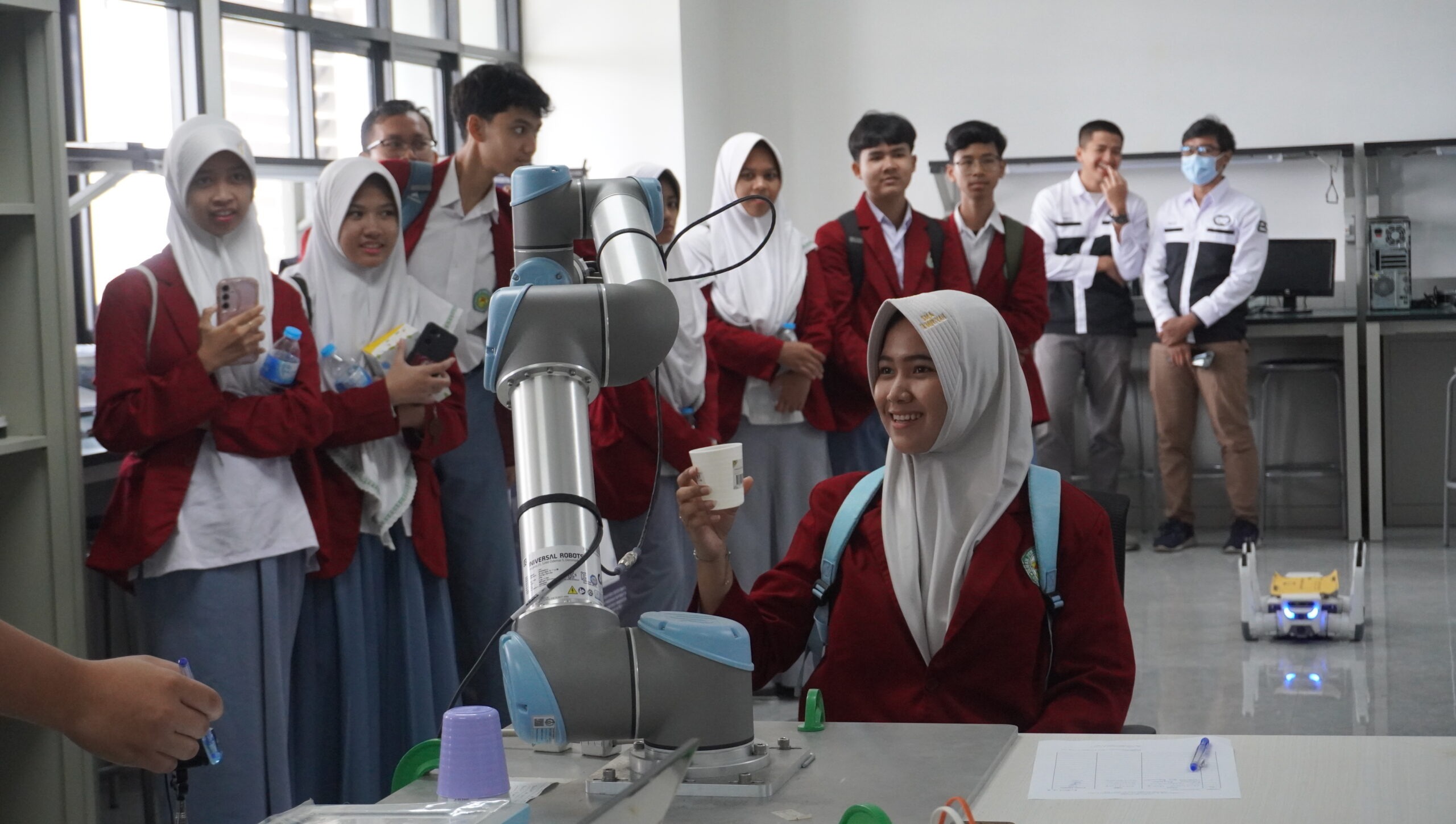 Salah satu siswa SMA melakukan percobaan dengan robot di Laboratorium Robotika dan Sistem Cerdas