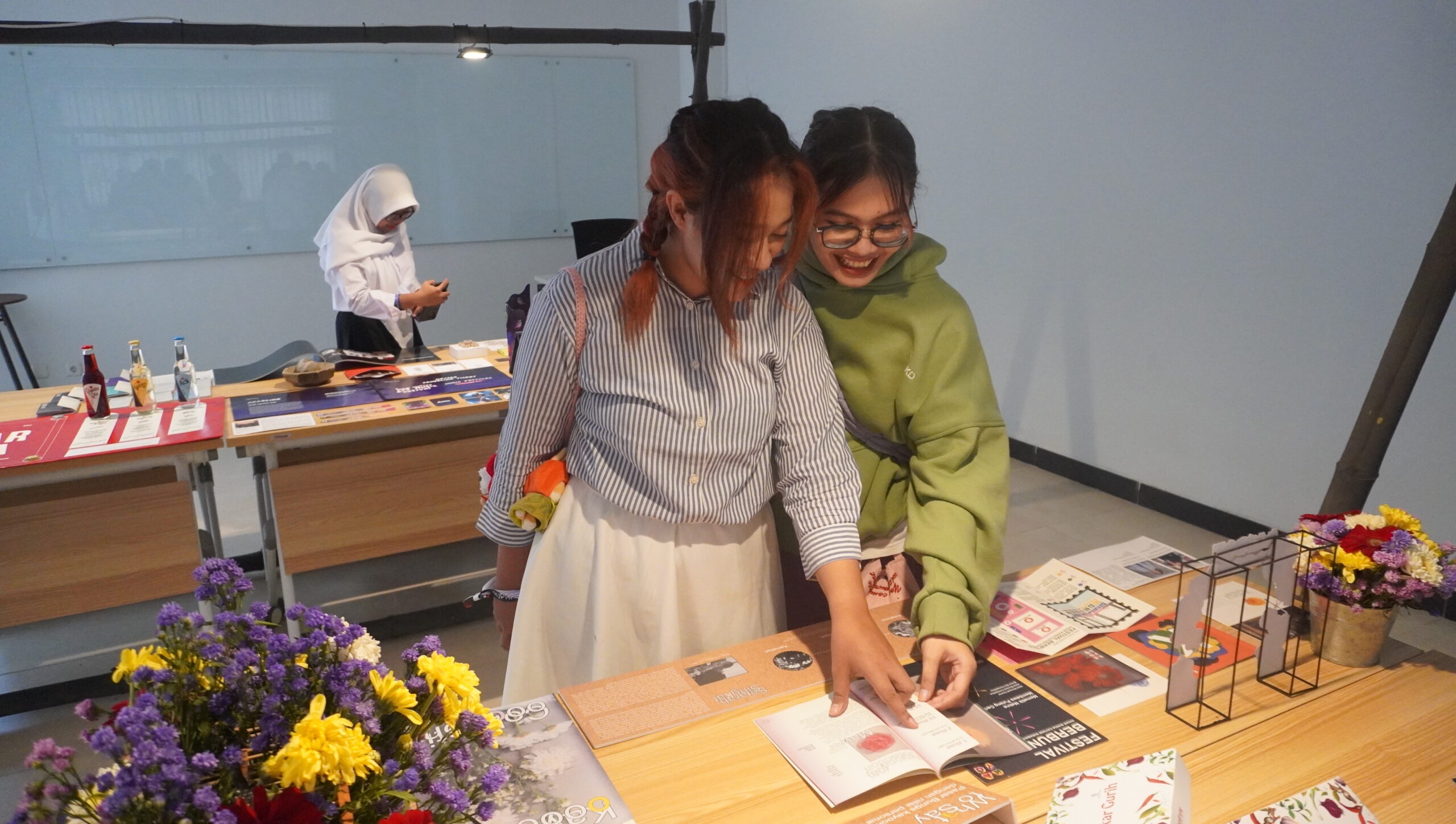 Pengunjung RupaFest 2024 sedang menikmati karya seni yang ditampilkan dalam pameran