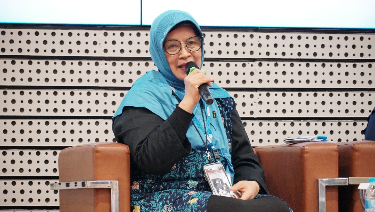Koordinator Panitia Humas dan Promosi SNPMB Dr Dra Ismaini Zain MSi saat memaparkan sistem SNPMB 2025 dalam kegiatan sosialisasi penerimaan mahasiswa baru ITS 2025