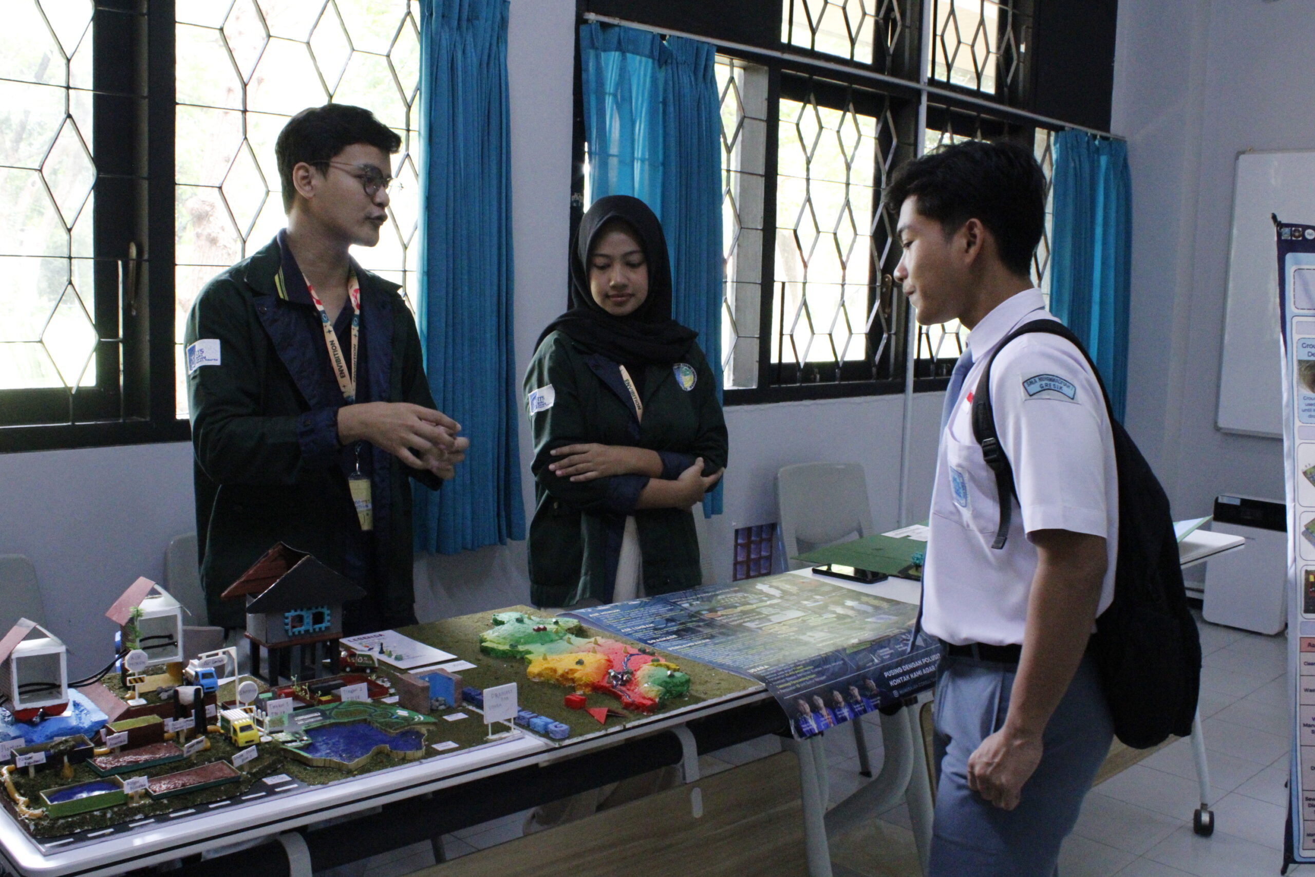 Foto Peserta Open House IUP saat mengunjungi pameran karya mahasiswa 