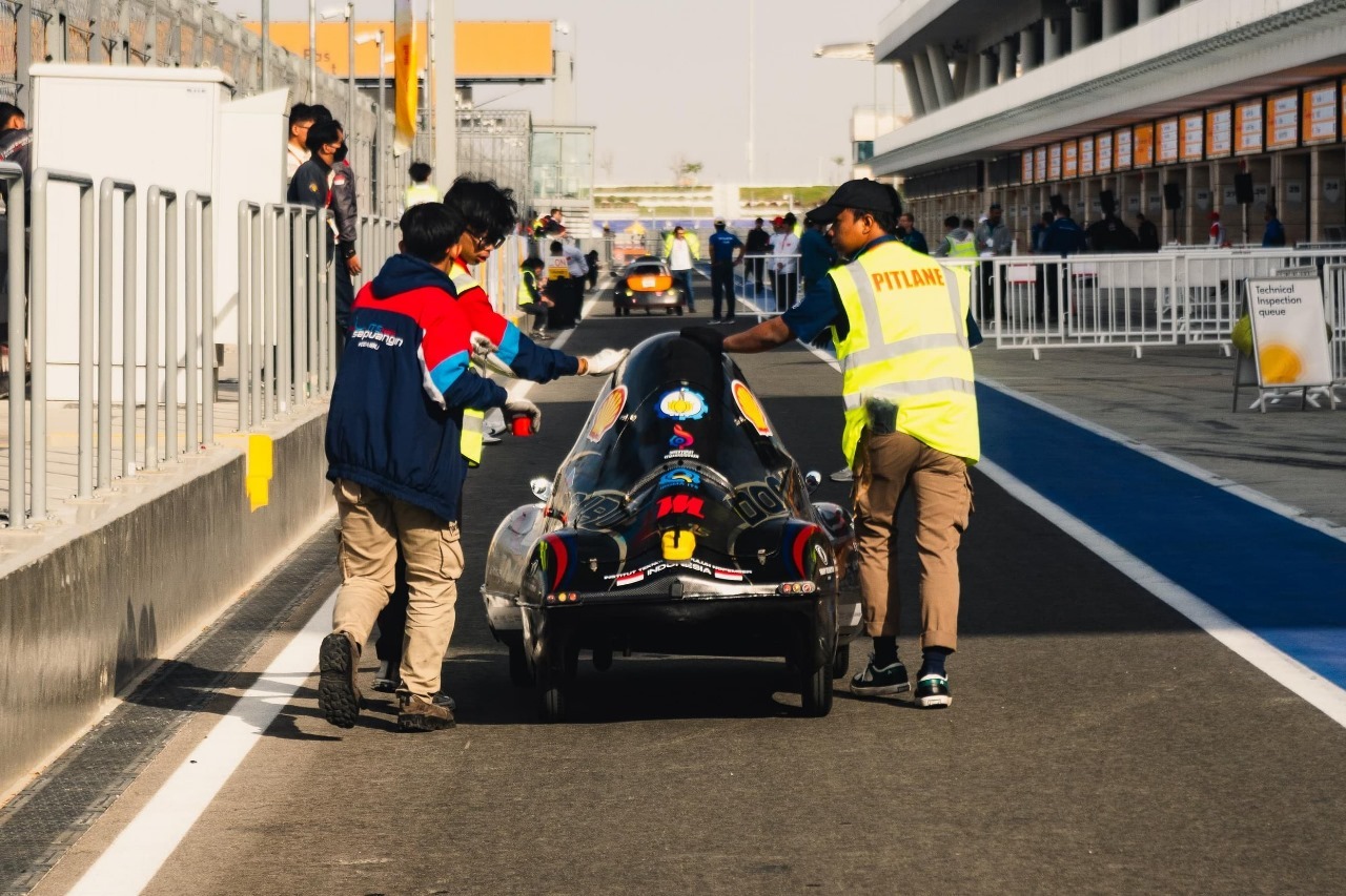 Mobil Sapuangin XI EVO 4 saat dibawa menuju lintasan Lusail International Circuit, Qatar