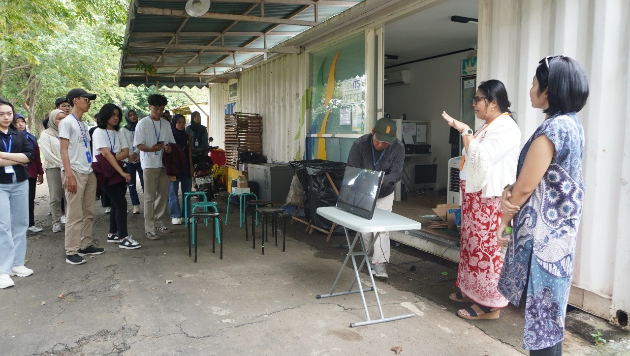 (Dua dari kanan) Dr Susi Agustina Wilujeng ST MT bersama para peserta WasteTrack 2024 ketika mengunjungi bank sampah di ITS