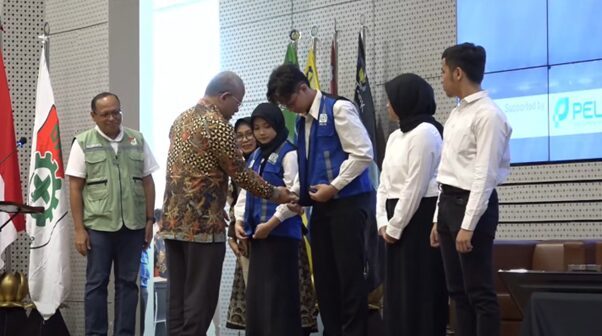 Pengukuhan Agent of Change ITS terkait bidang K3 oleh Wakil Rektor III ITS Imam Baihaqi ST MSc PhD dan Wakil Ketua Dewan K3 Nasional Edi Priyanto SKM MM 