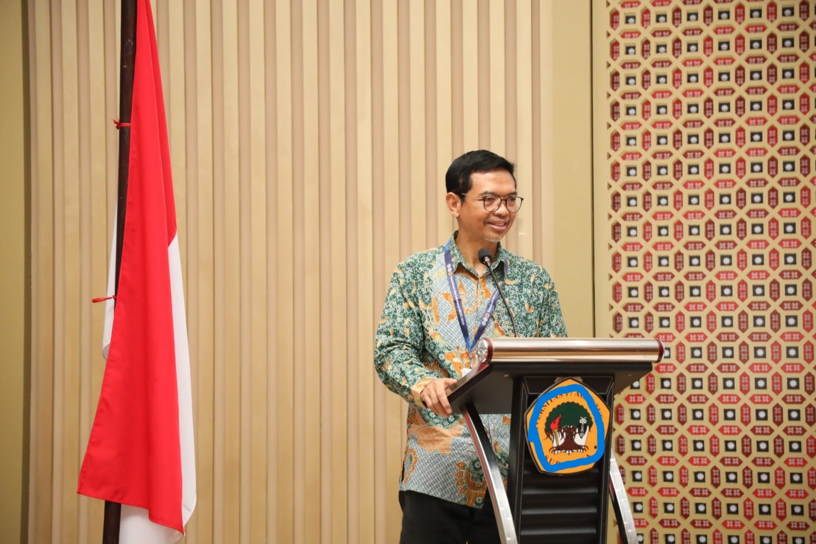 Prof Nurhadi Siswanto ST MSIE PhD saat menjadi pembicara dalam Lokakarya BKSTI di salah satu universitas swasta di Surabaya