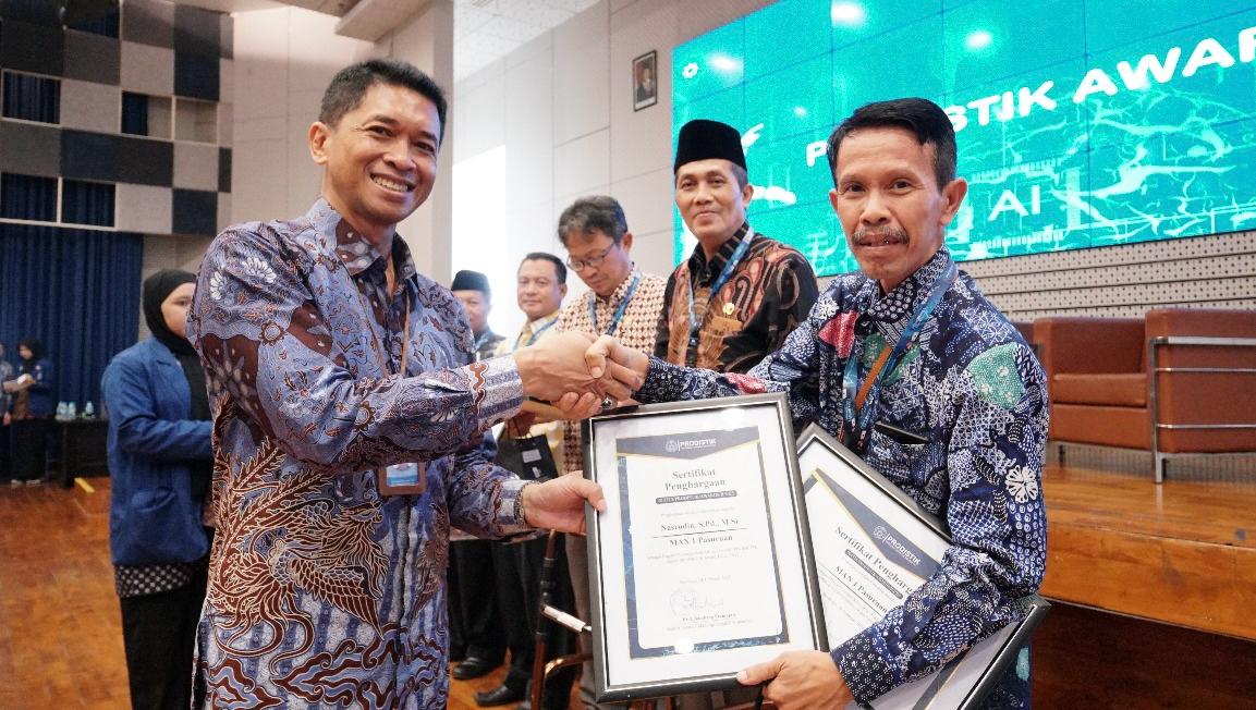 Rektor ITS Prof Ir Bambang Pramujati ST MSc Eng PhD saat memberikan penghargaan kepada mitra dalam sesi Prodistik Award