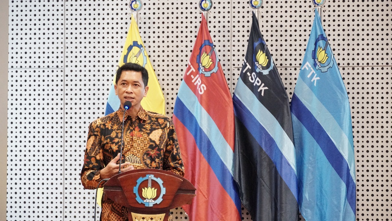 Rektor ITS Prof Ir Bambang Pramujati ST MSc Eng PhD saat memberikan sambutan dalam acara sosialisasi penerimaan mahasiswa baru 2025 di Auditorium Research Center ITS