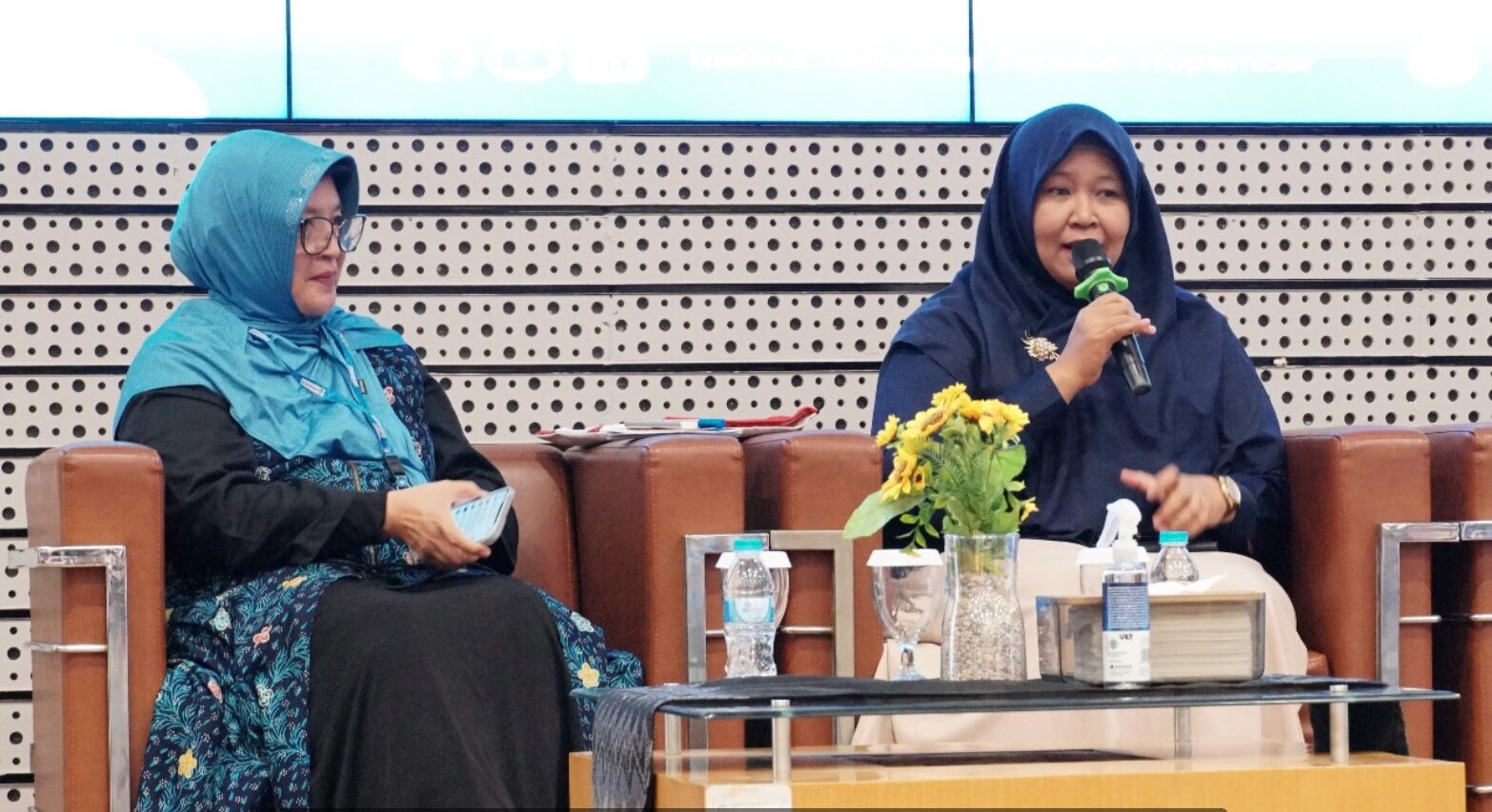 (dari kiri) Koordinator Panitia Humas dan Promosi SNPMB Dr Dra Ismaini Zain MSi dan Direktur Pendidikan Sarjana bersama Pascasarjana ITS Prof Dr Eng Chastine Fatichah SKom MKom saat sosialisasi penerimaan mahasiswa baru ITS 2025