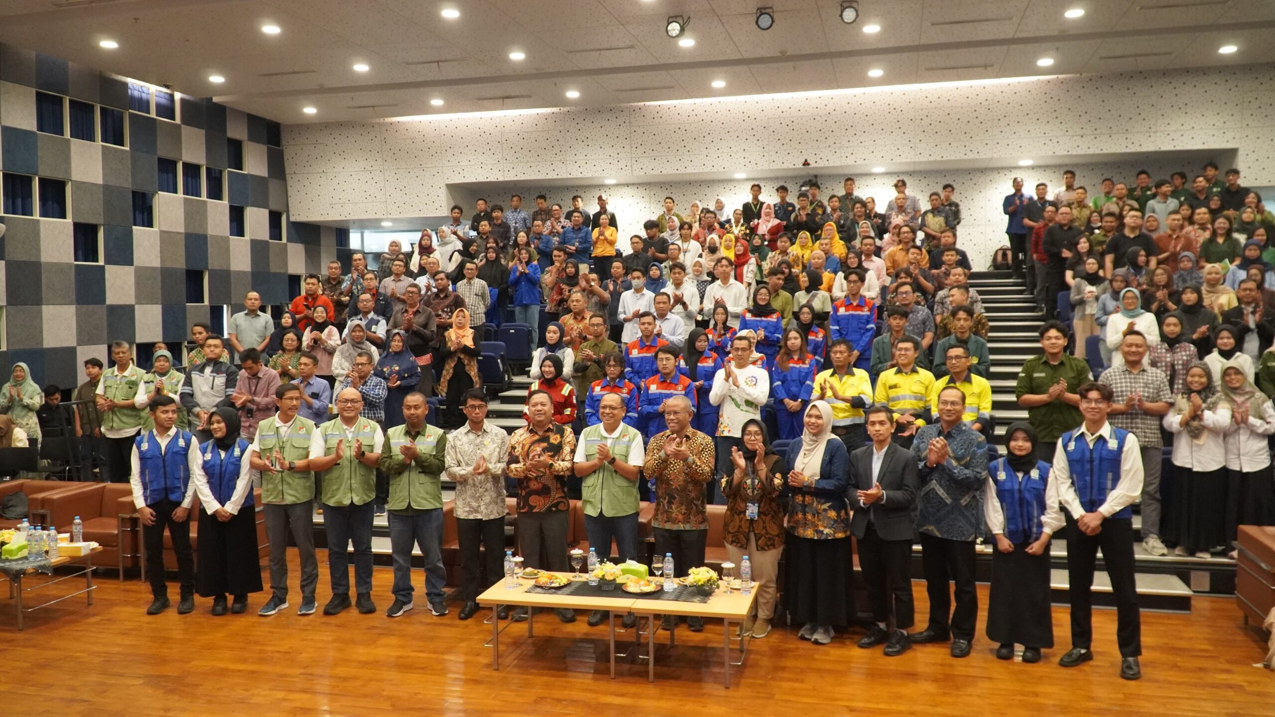 Kegiatan dengan seminar dan lokakarya nasional ini dipenuhi oleh pihak industri, guru SMA, hingga mahasiswa dari berbagai universitas baik secara luring maupun daring 
