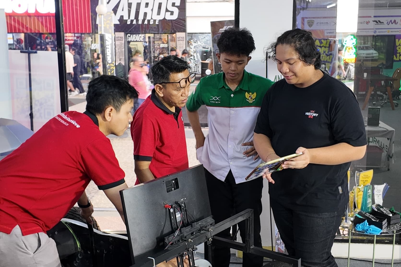 Anggota tim Anargya ITS saat menjelaskan