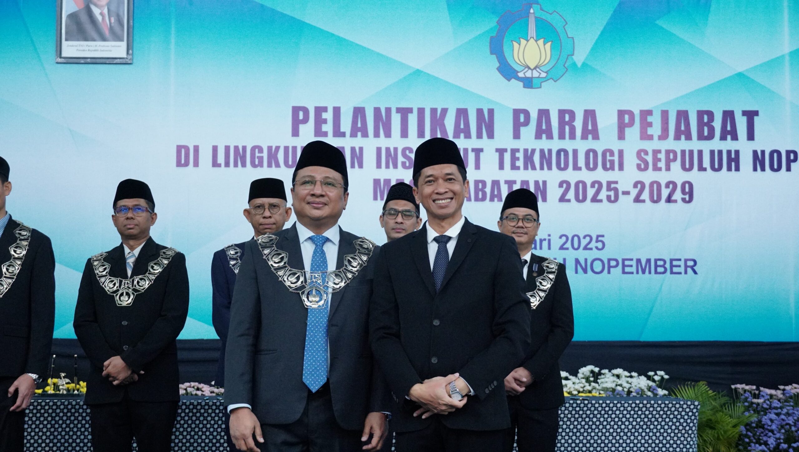 Dekan Fakultas Kedokteran dan Kesehatan (FKK) ITS periode 2025-2029 dr Lukman Hakim MKes SpU(K) PhD saat dilantik oleh Rektor ITS Prof Ir Bambang Pramujati ST MScEng PhD