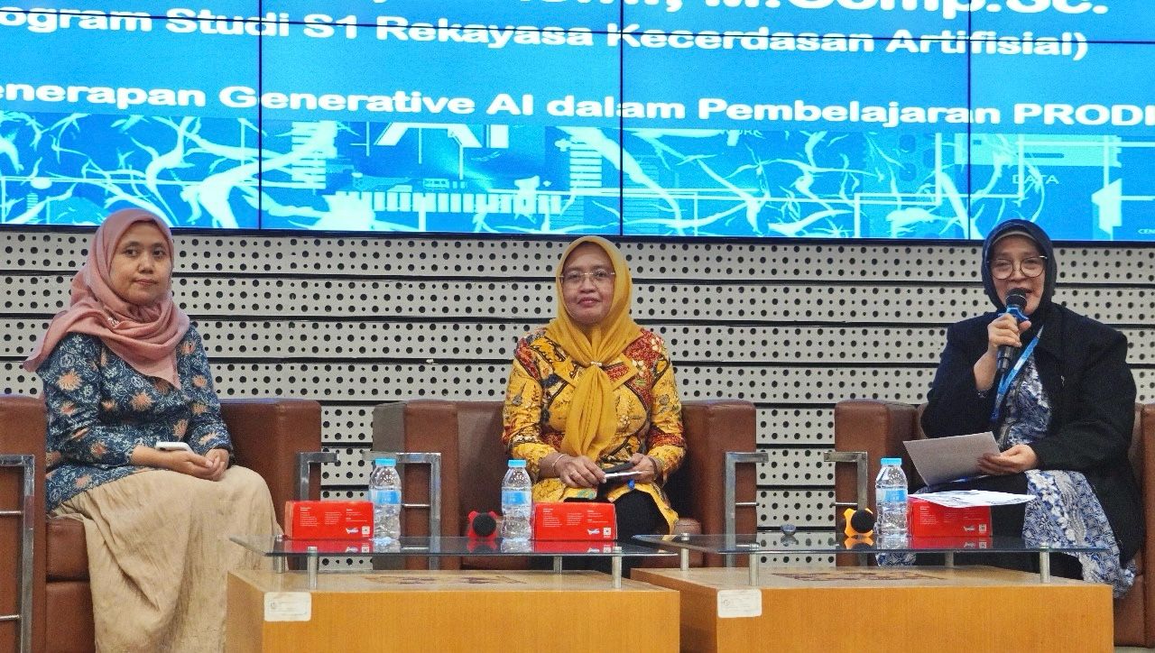(dari kiri) Dr Anny Yuniarti SKom MCompSc, Prof Nurul Widiastuti SSi MSi PhD sebagai narasumber, dan Dr Dra Ismaini Zain MSi sebagai moderator sarasehan