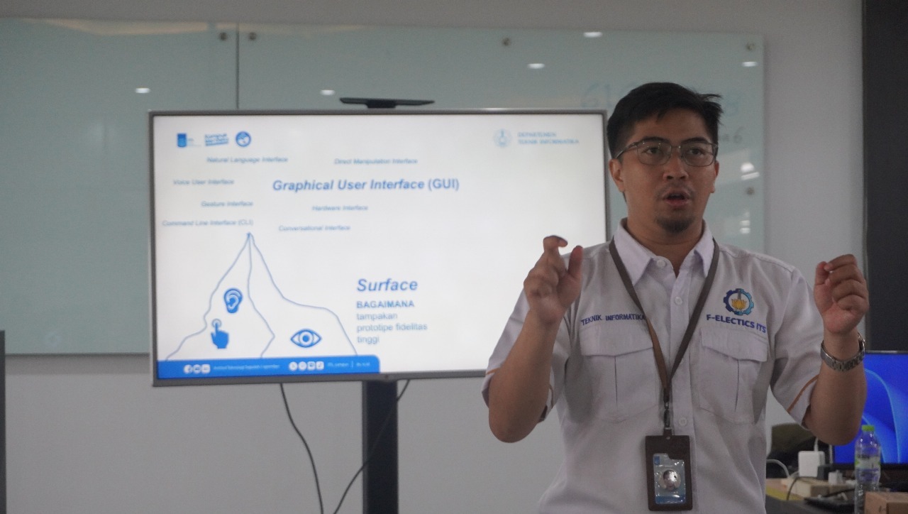 Dosen Departemen Teknik Informatika ITS Hadziq Fabroyir SKom PhD ketika memaparkan materi desain ui/ux pada pelatihan WasteTrack 2024