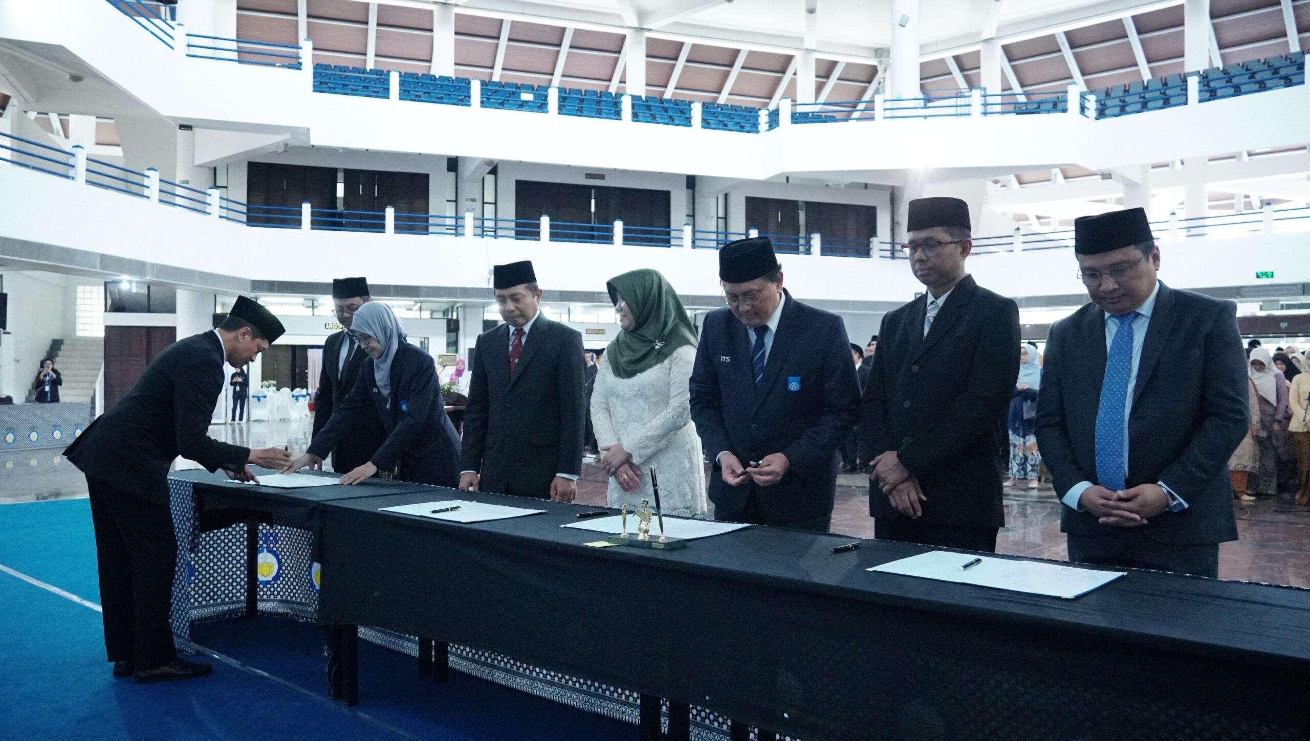 dr Lukman Hakim MKes SpU(K) PhD menghadiri prosesi penandatanganan serah terima jabatan dalam acara pelantikan pejabat baru ITS periode 2024-2029