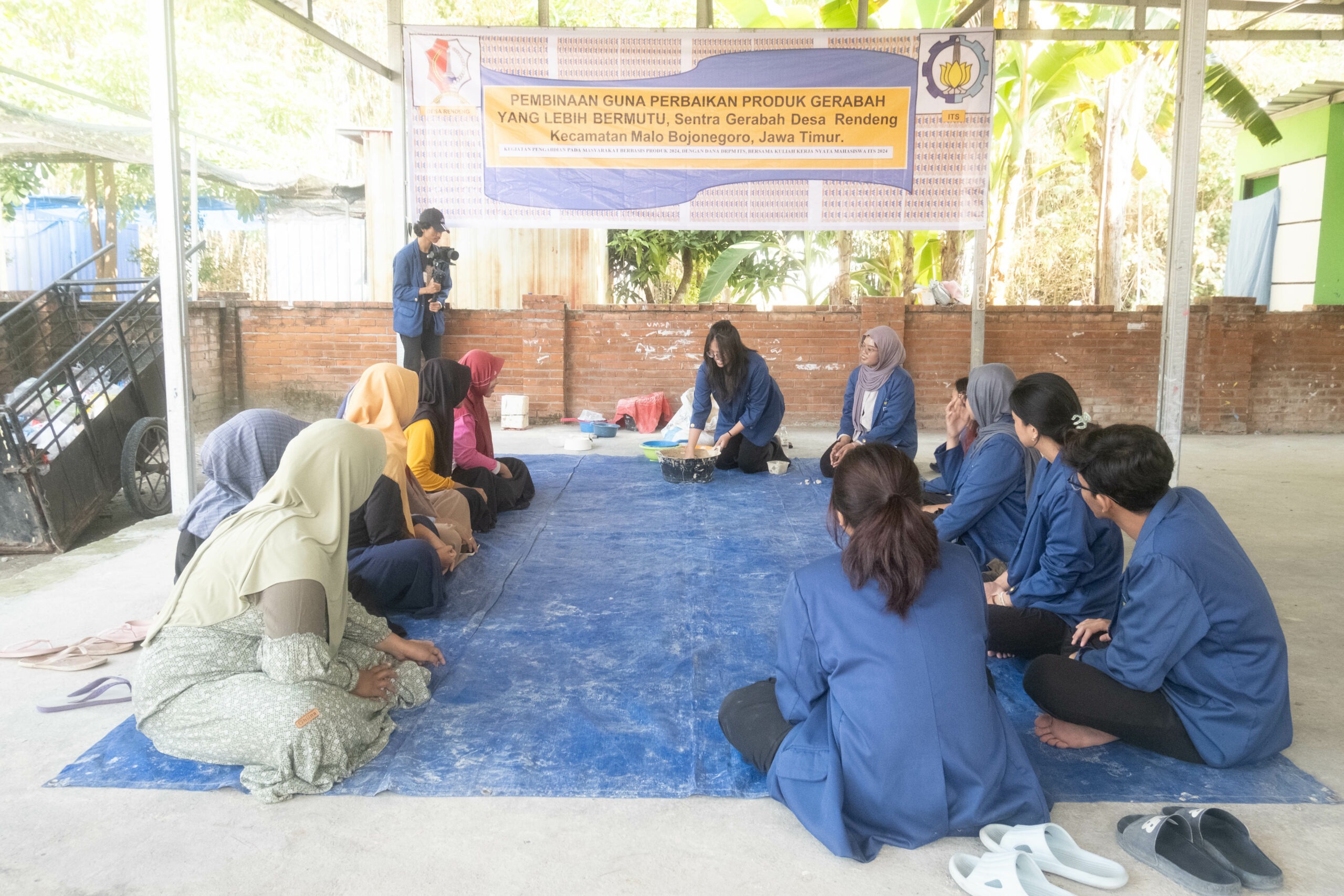 Tim KKN Abmas ITS menunjukkan tata cara pembuatan gerabah menggunakan teknik cetak cor pada pengrajin gerabah Desa Rendeng
