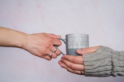 Tangan di atas lebih baik daripada tangan dibawah