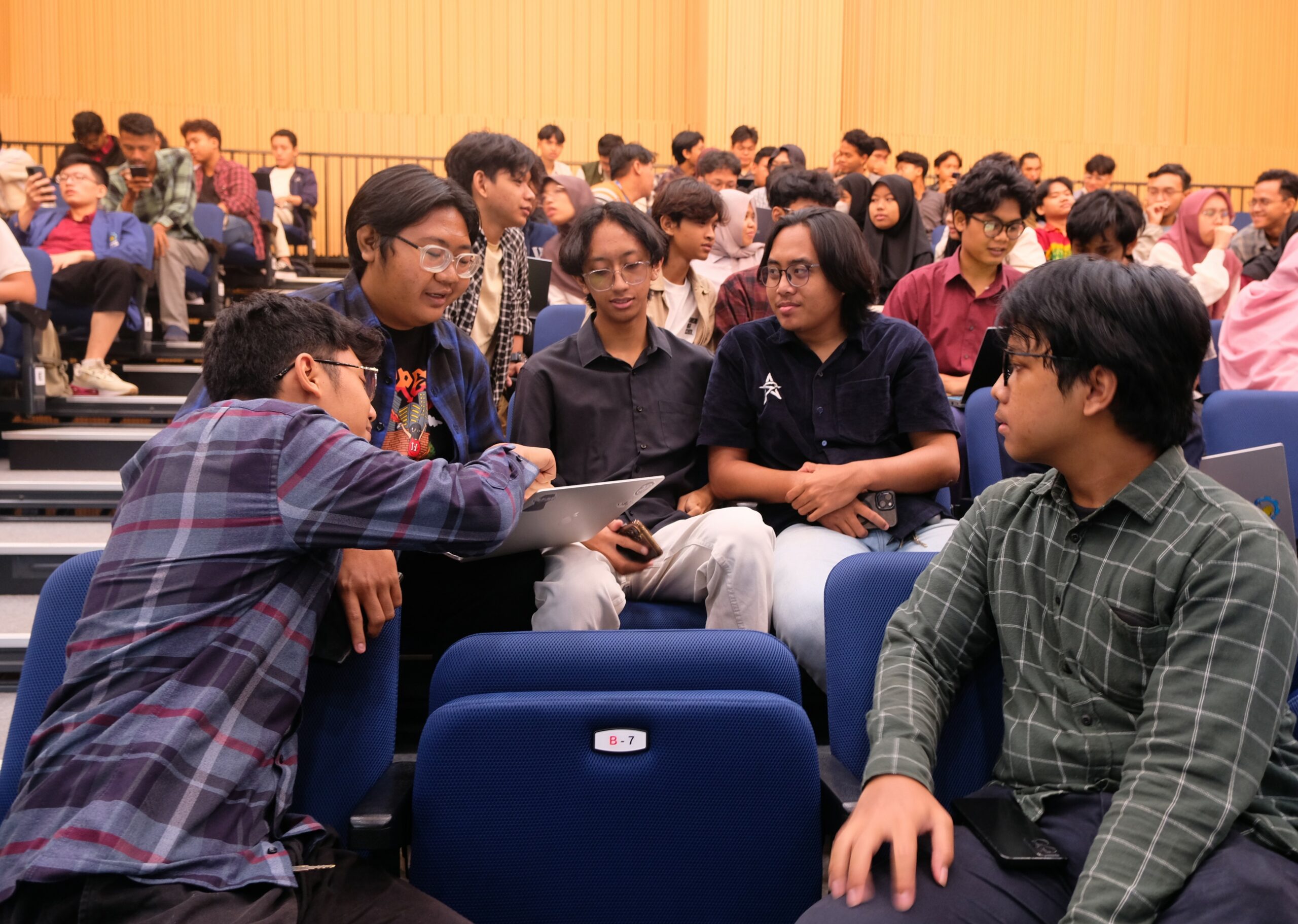 Foto kegiatan diskusi pada kuliah tamu Departemen Teknologi Informasi ITS