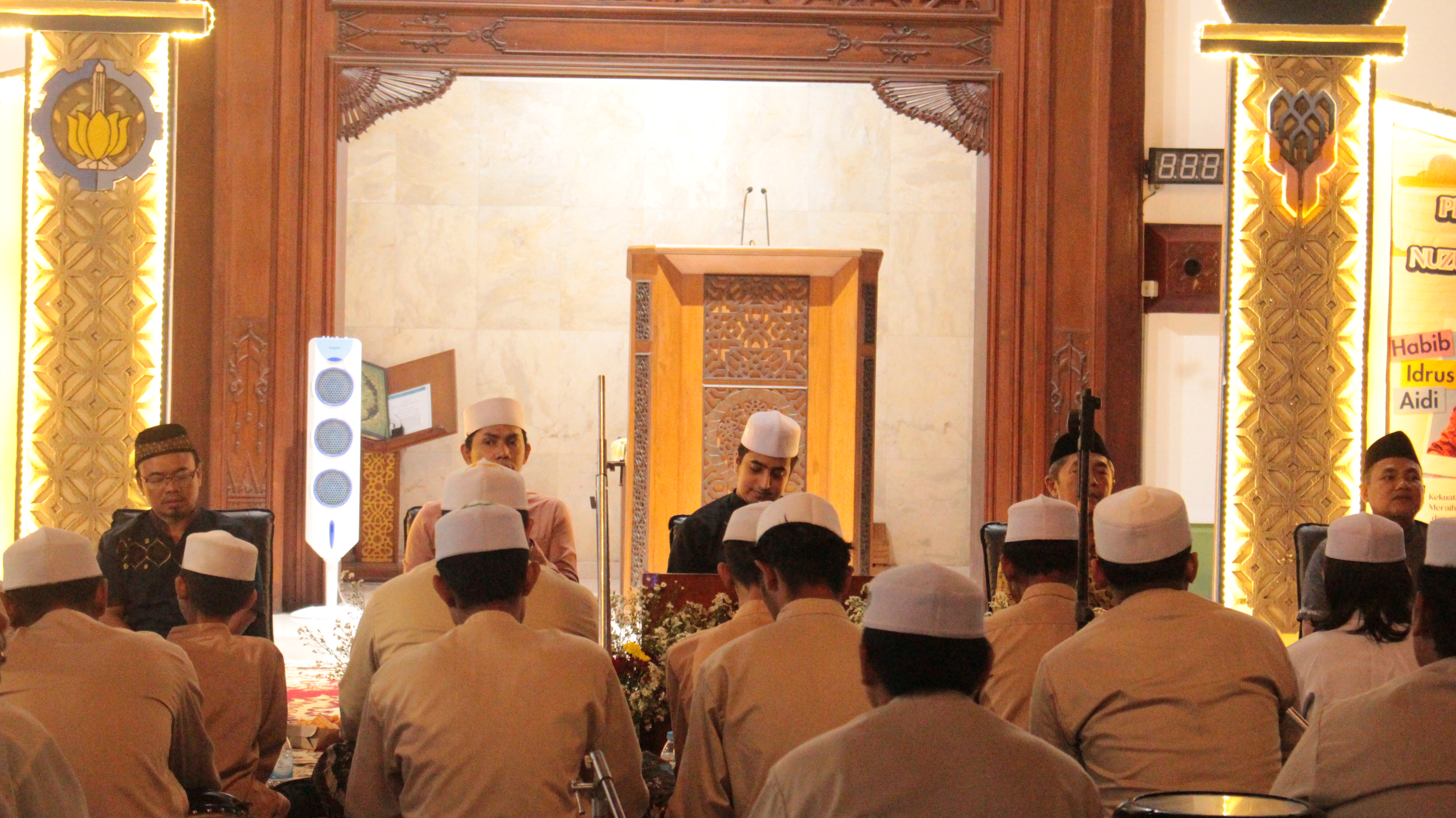 Suasana khidmat sholawat bersama yang dipimpin oleh Habib Idrus Bin Muhammad dan Cak Fandy Irawan