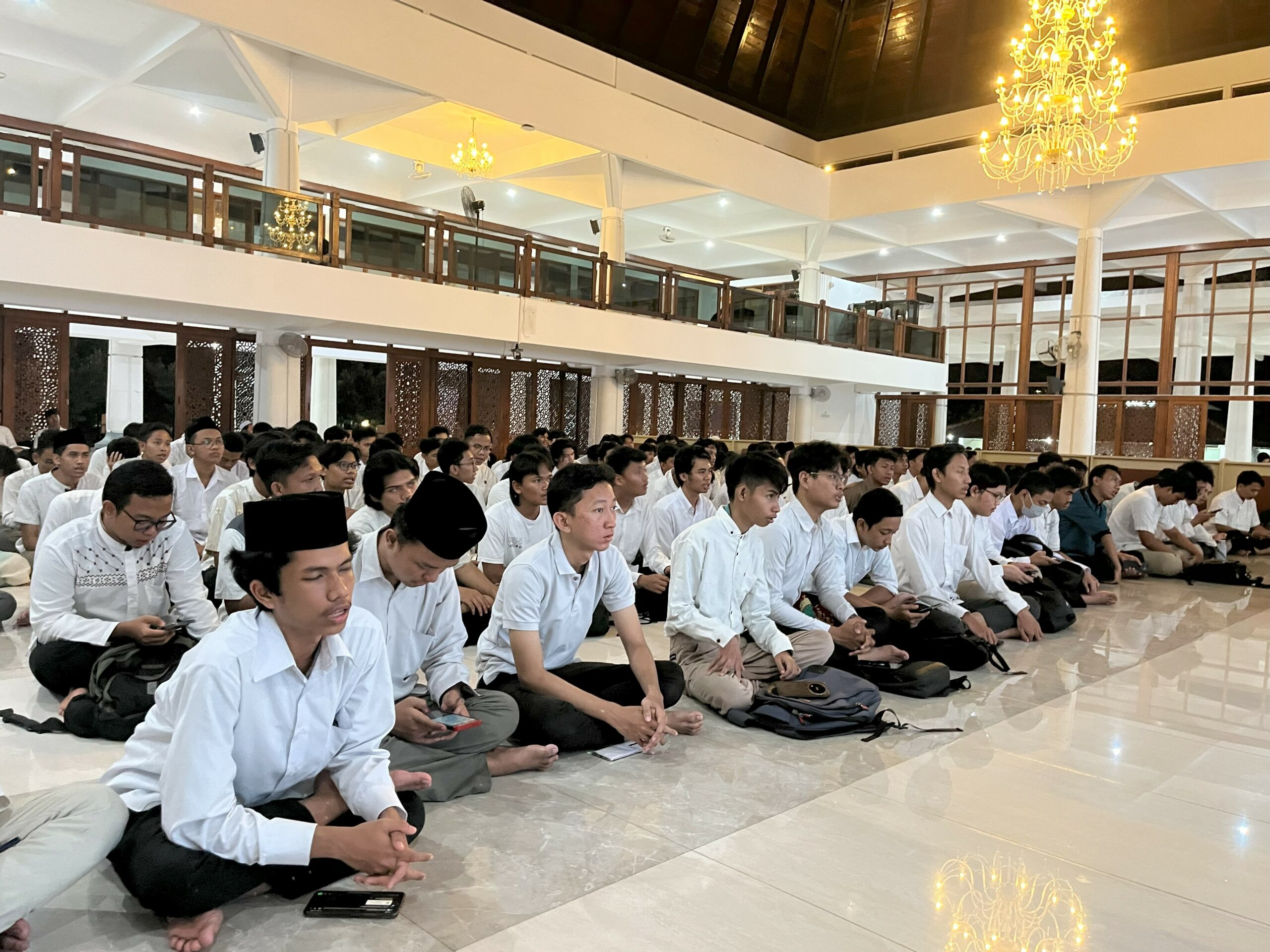 gambar mahasiswa ITS dalam kegiatan Pembinaan Asrama