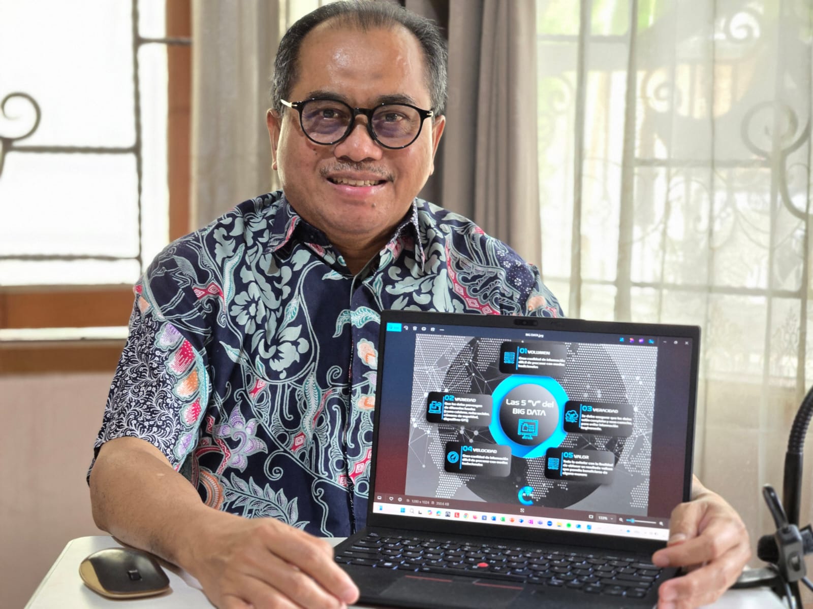 Prof Dr Ir Arif Djunaidy MSc, saat menjelaskan peran big data dan AI pada E-commerce