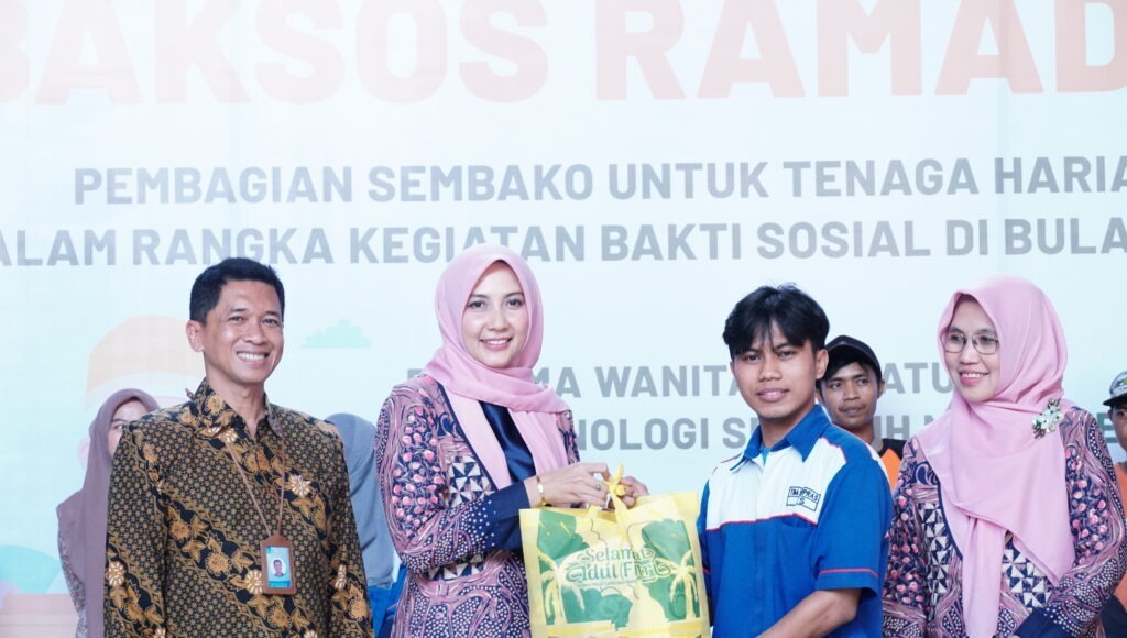 Penyerahan bantuan sembako secara simbolis dari Ketua DWP Galih Kanestri (2 dari kiri) di dampingi Rektor ITS Prof Ir Bambang Pramujati ST MSc Eng PhD (kiri) kepada salah seorang Tenaga Harian Lepas (THL) ITS