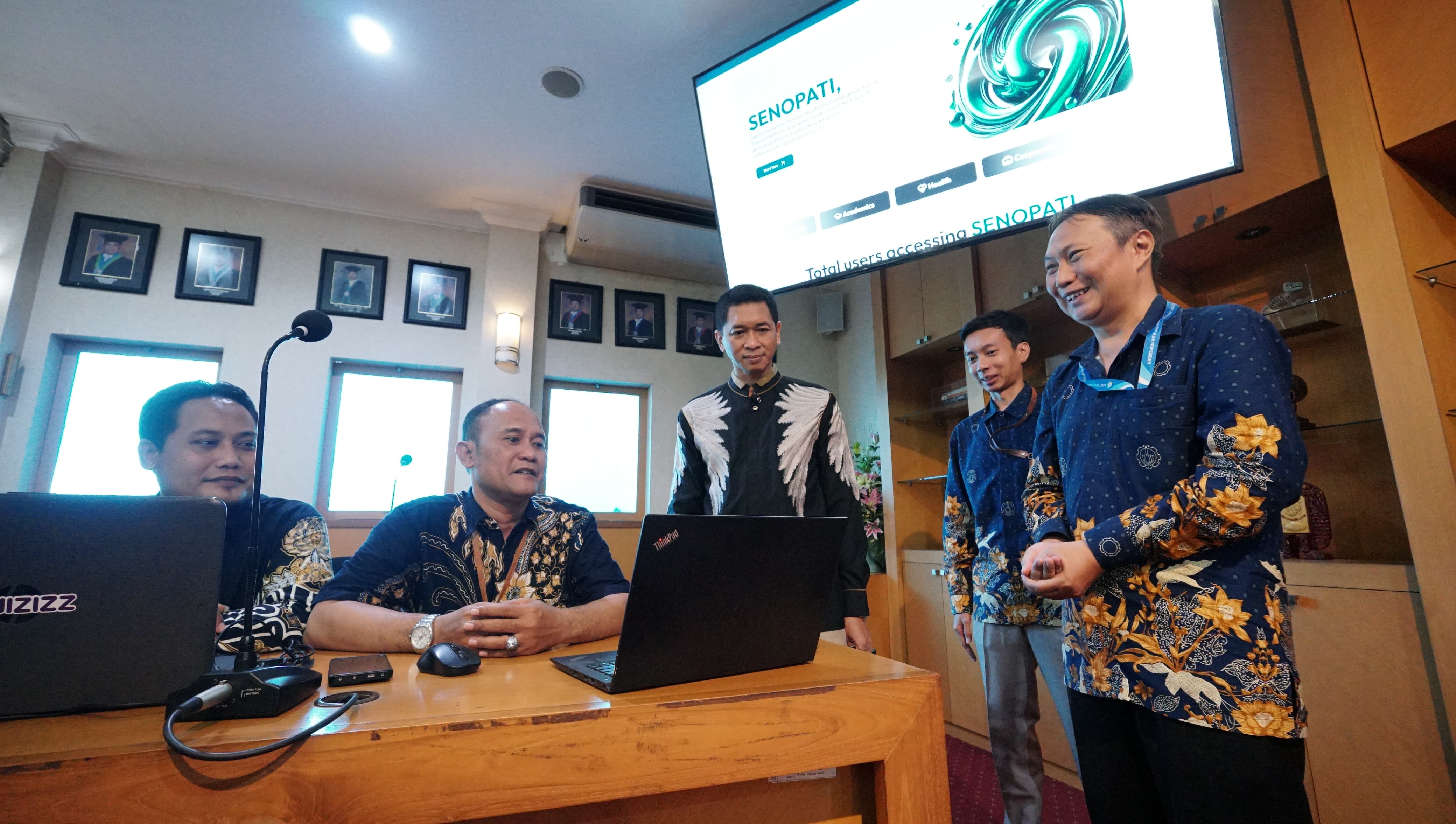 Rektor ITS Prof Ir Bambang Pramujati ST MScEng PhD didampingi tim inventor SENOPATI melakukan pemantauan langsung proses uji coba aplikasi SENOPATI oleh para guru sekolah di Kota Surabaya