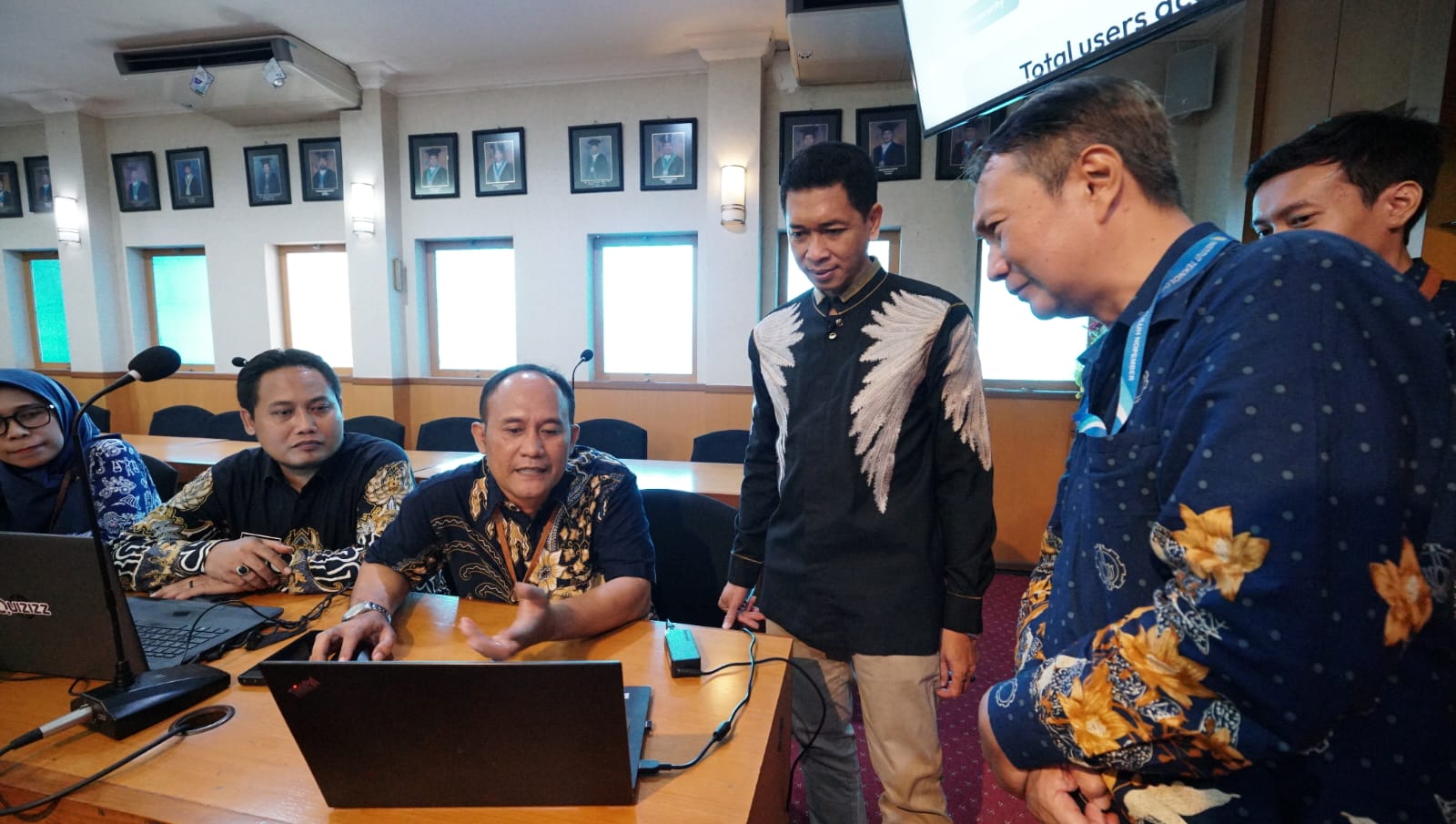 Rektor ITS Prof Ir Bambang Pramujati ST MScEng PhD didampingi tim inventor SENOPATI melakukan pemantauan langsung proses uji coba aplikasi SENOPATI oleh para guru sekolah di Kota Surabaya