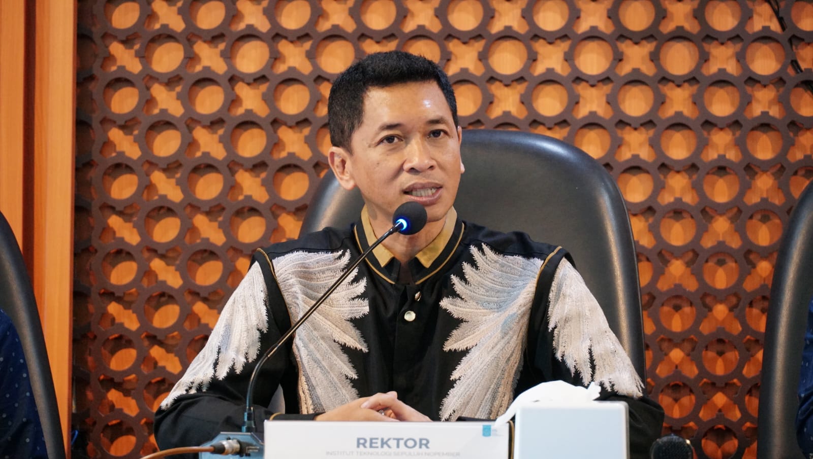 Rektor ITS Prof Ir Bambang Pramujati ST MScEng PhD saat memberikan sambutan pada peluncuran aplikasi generative AI bernama SENOPATI di Gedung Rektorat ITS