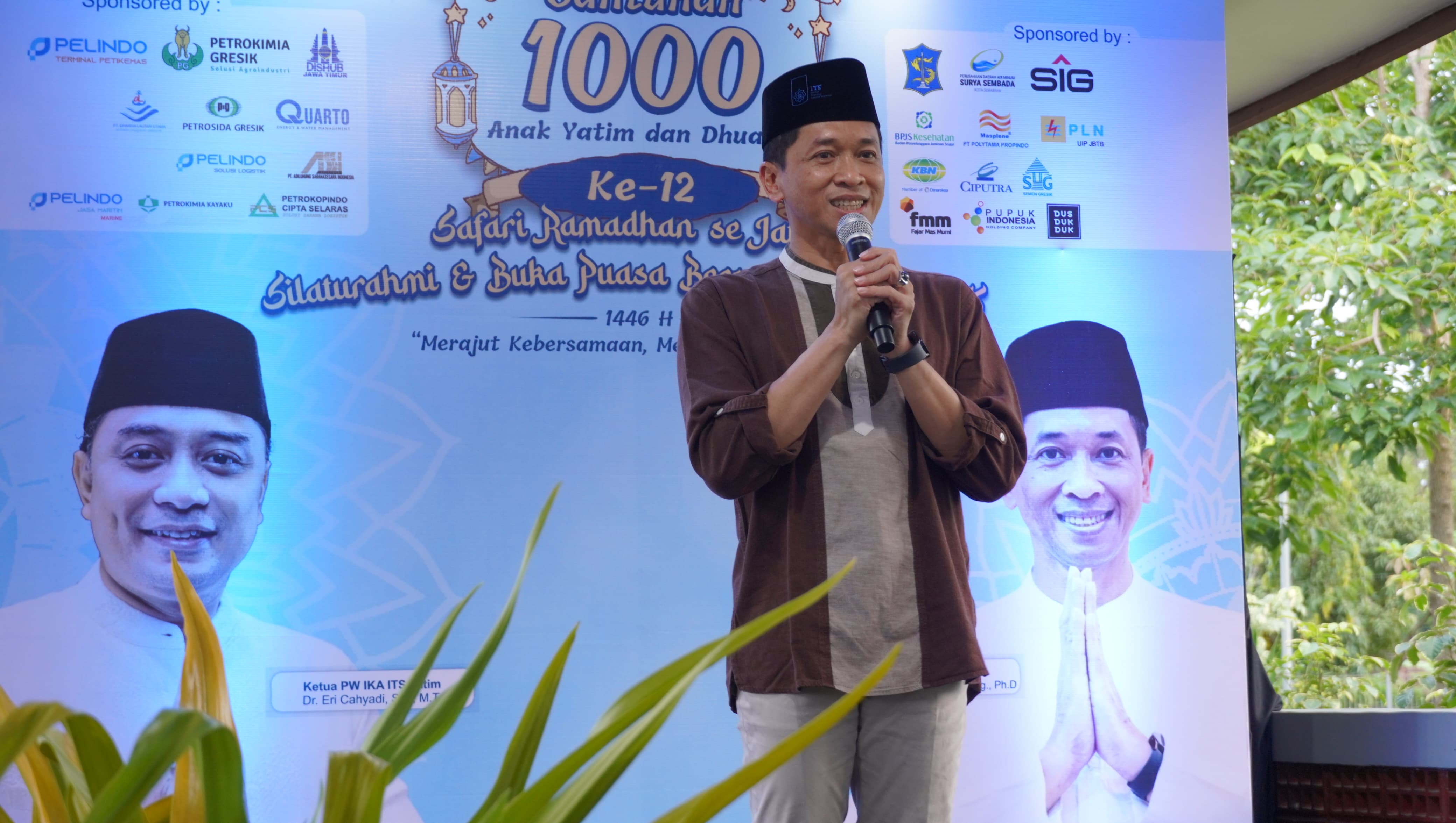Rektor ITS Prof Ir Bambang Pramujati ST MScEng PhD saat memberikan sambutan dalam acara Santunan 1000 anak Yatim