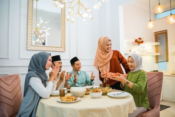 Kegiatan saling maaf-memaafkan pada momen halalbihalal pada hari Idul Fitri (Sumber: tirto.com)