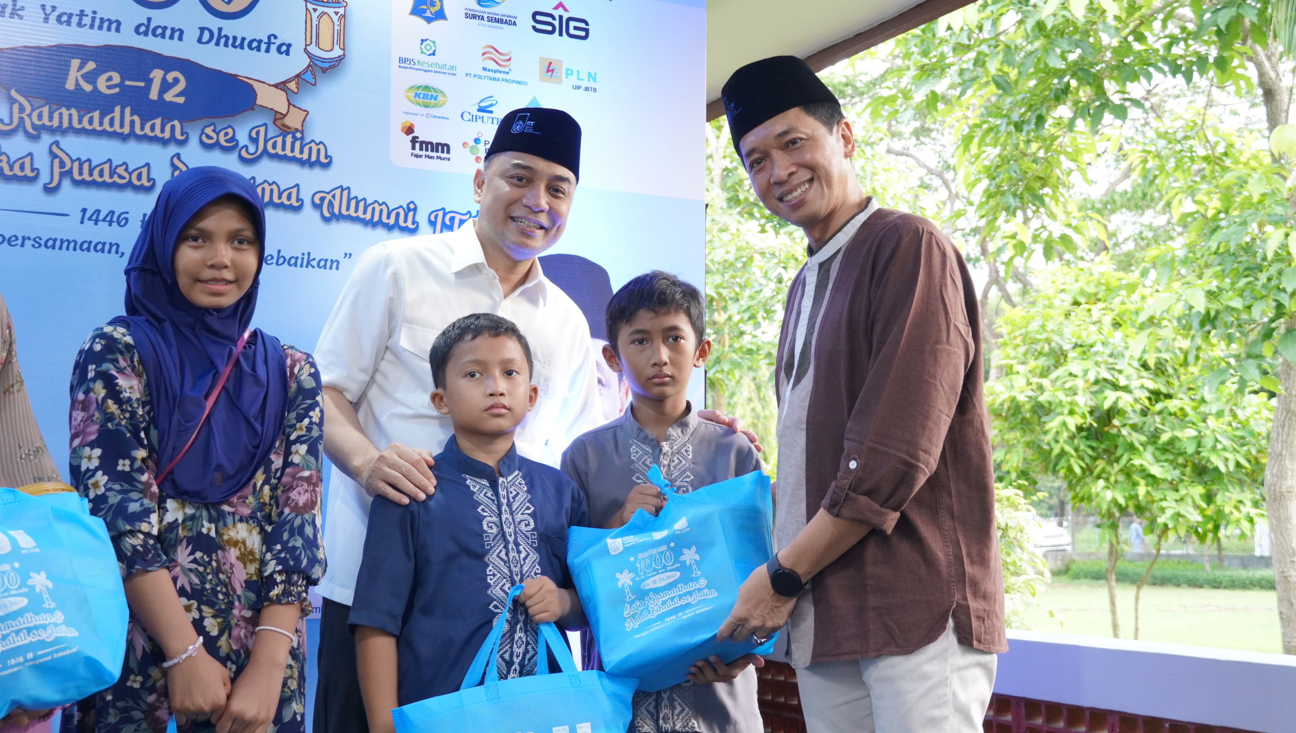 Ketua IKA ITS PW Jatim Eri Cahyadi ST MT (kiri) dan Rektor ITS Prof Ir Bambang Pramujati ST MScEng PhD bersama anak-anak yatim dalam acara Santunan 1.000 Anak Yatim ke-12