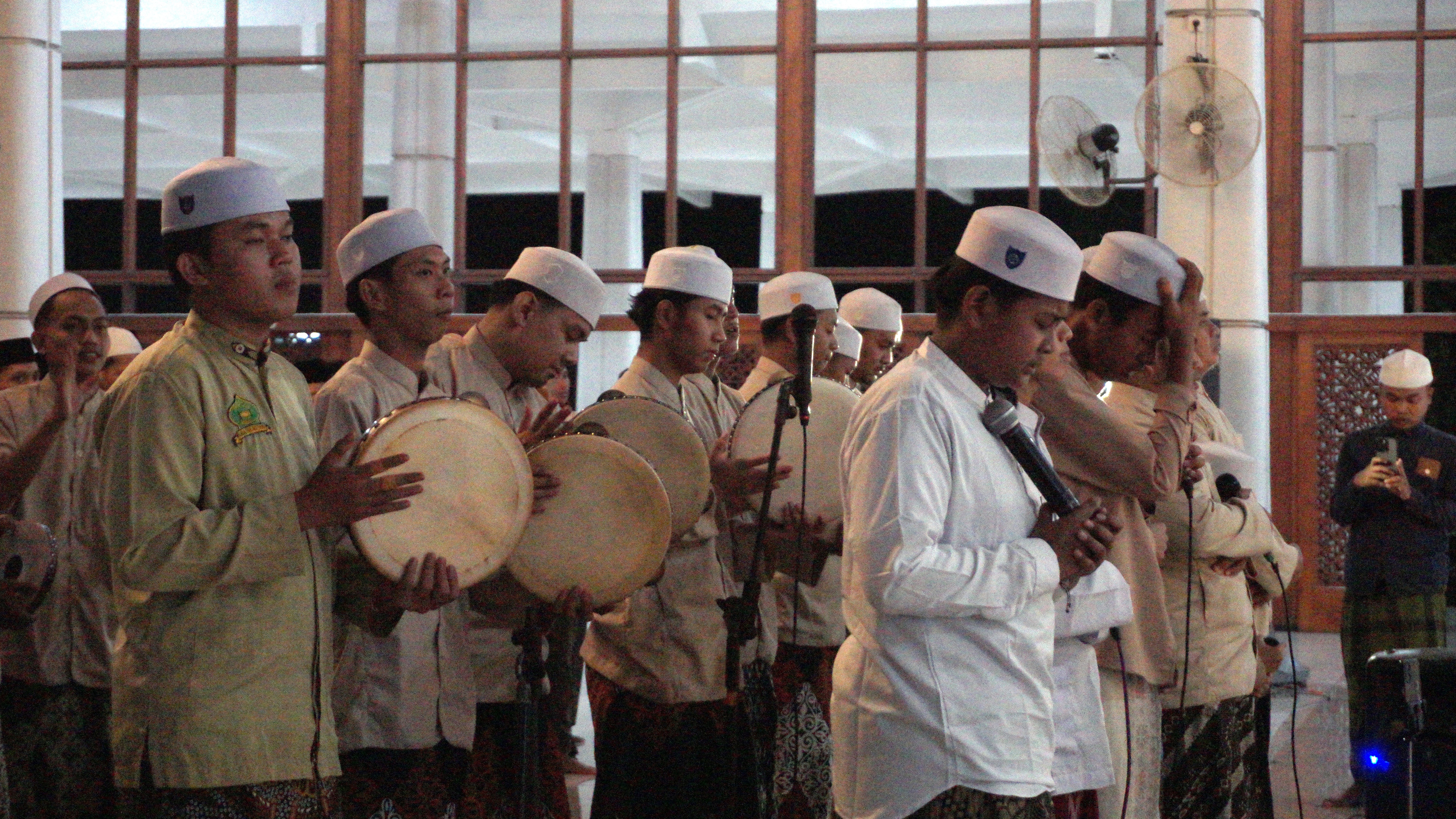 Lantunan sholawat bersama yang dibawakan oleh Kelompok Al-Banjari Syifaul Qulub