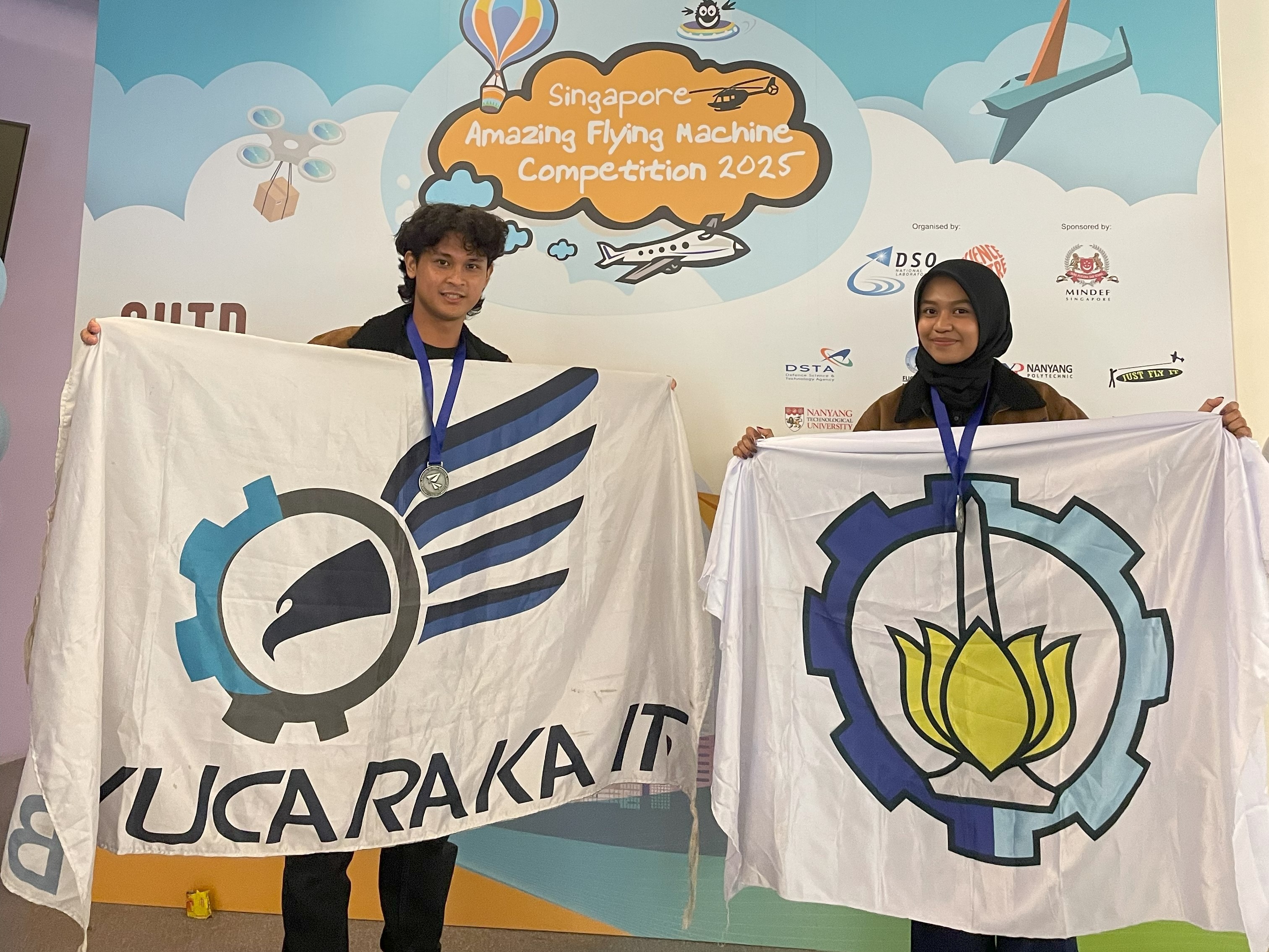 Anggota tim Bayucaraka ITS menerima medali juara SAFMC 2025