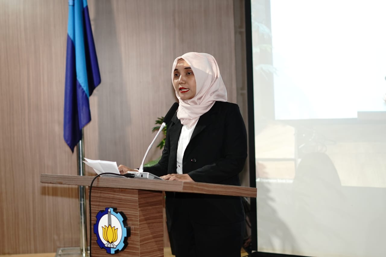 Gambar Dr Putri Amelia ST MT MEng MOS MCE ketika memaparkan inovasi