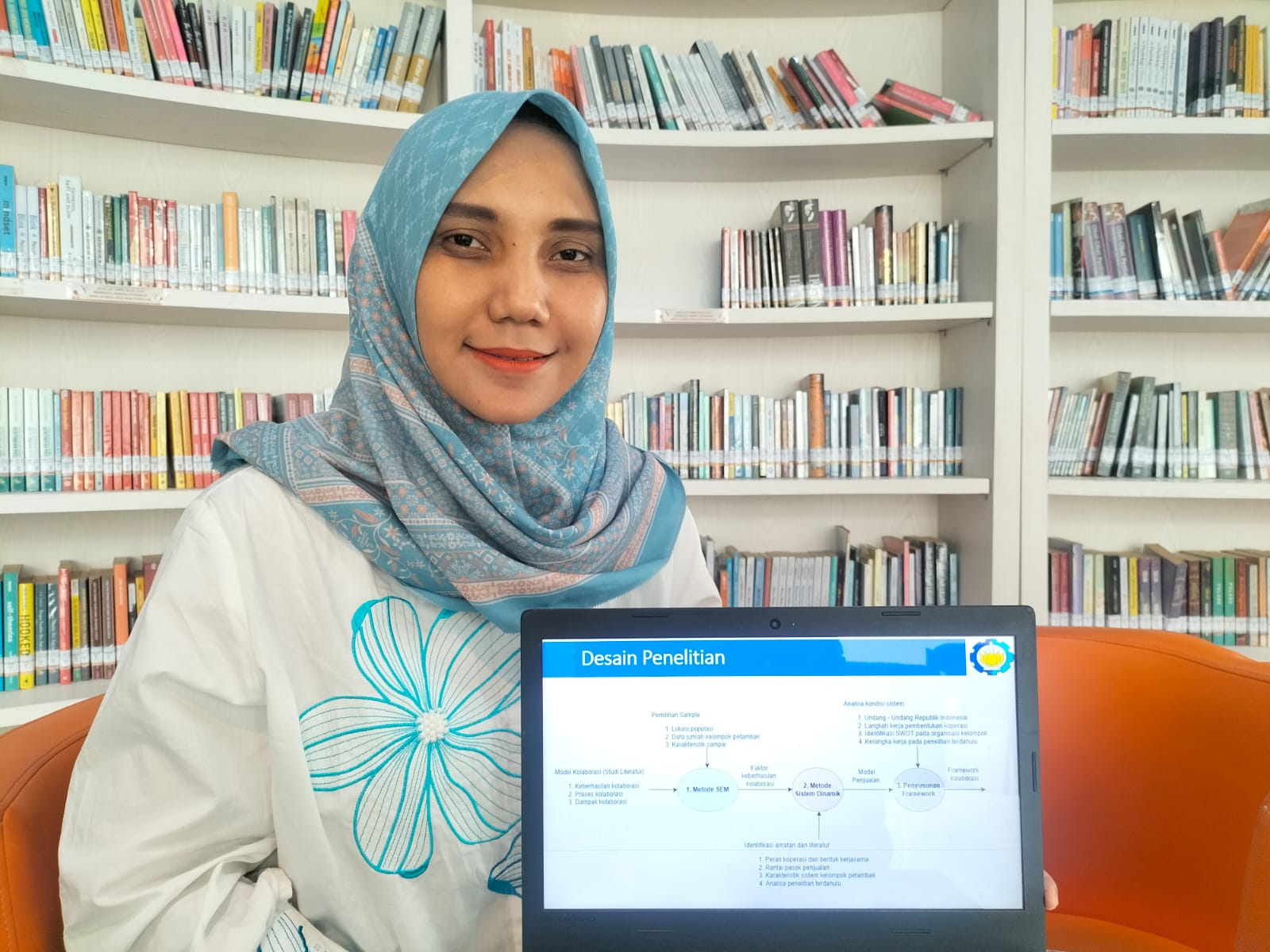 Gambar doktor baru ITS Dr Putri Amelia ST MT MEng MOS MCE ketika menjelaskan inovasinya