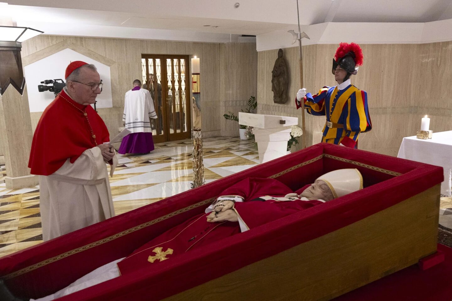 Foto Pope Francis (Paus Fransiskus) saat didoakan oleh Kardinal Pietro Parolin (sumber: APnews)