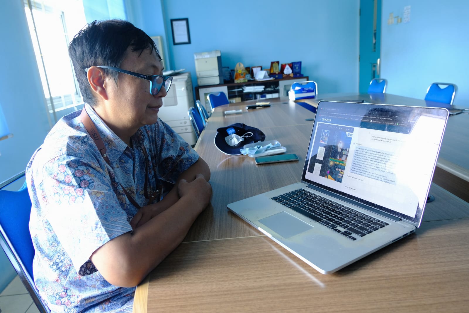 Inventor SENOPATI Dr Dwi Sunaryono SKom MKom menunjukkan laman asisten AI SENOPATI