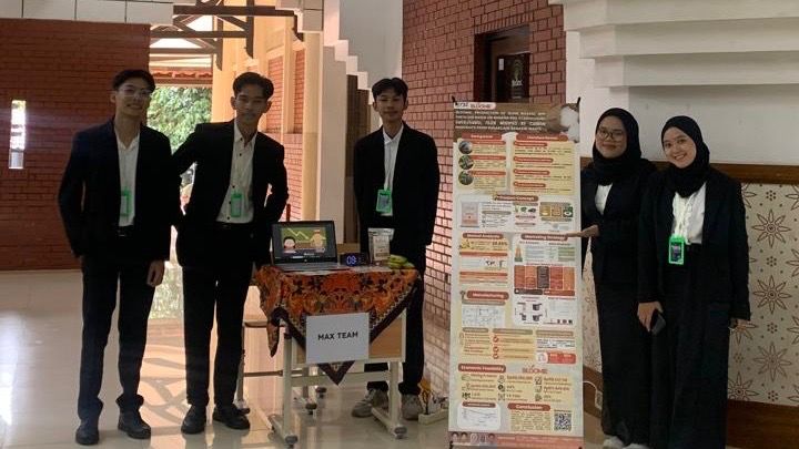 Tim Maxteam ITS saat melakukan pameran sebelum pengumuman juara di ajang Chemical Product Design Competition (CPDC)