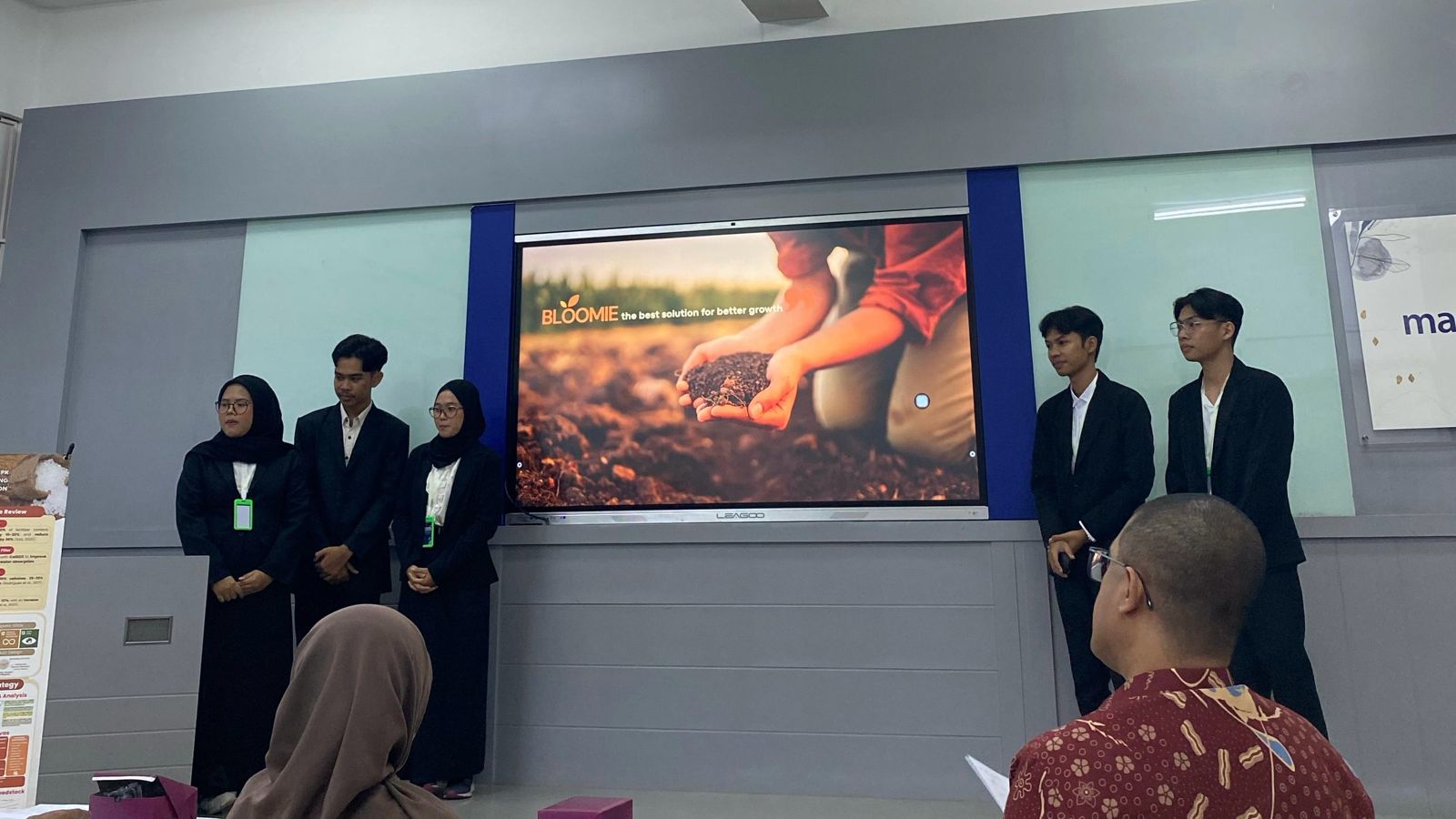 Tim Maxteam ITS saat presentasi final Bloomie dalam acara Process and Green Engineering Days (PGD) 2025 di Universitas Indonesia