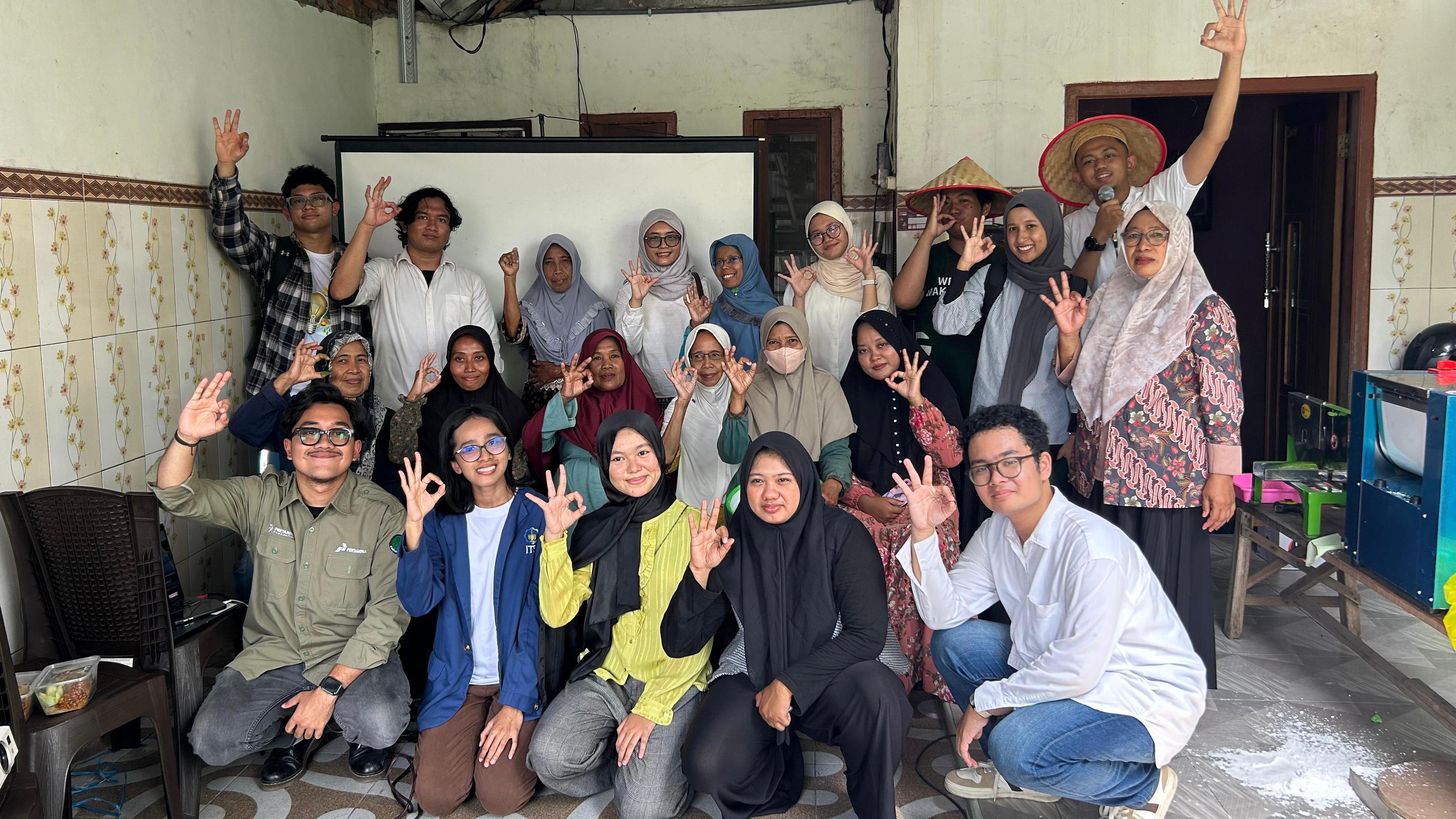 Tim PFS ITS bersama kelompok ibu-ibu pelaku UMKM Rumah Produksi Olikan dalam rangkaian kegiatan Desa Energi Berdikari