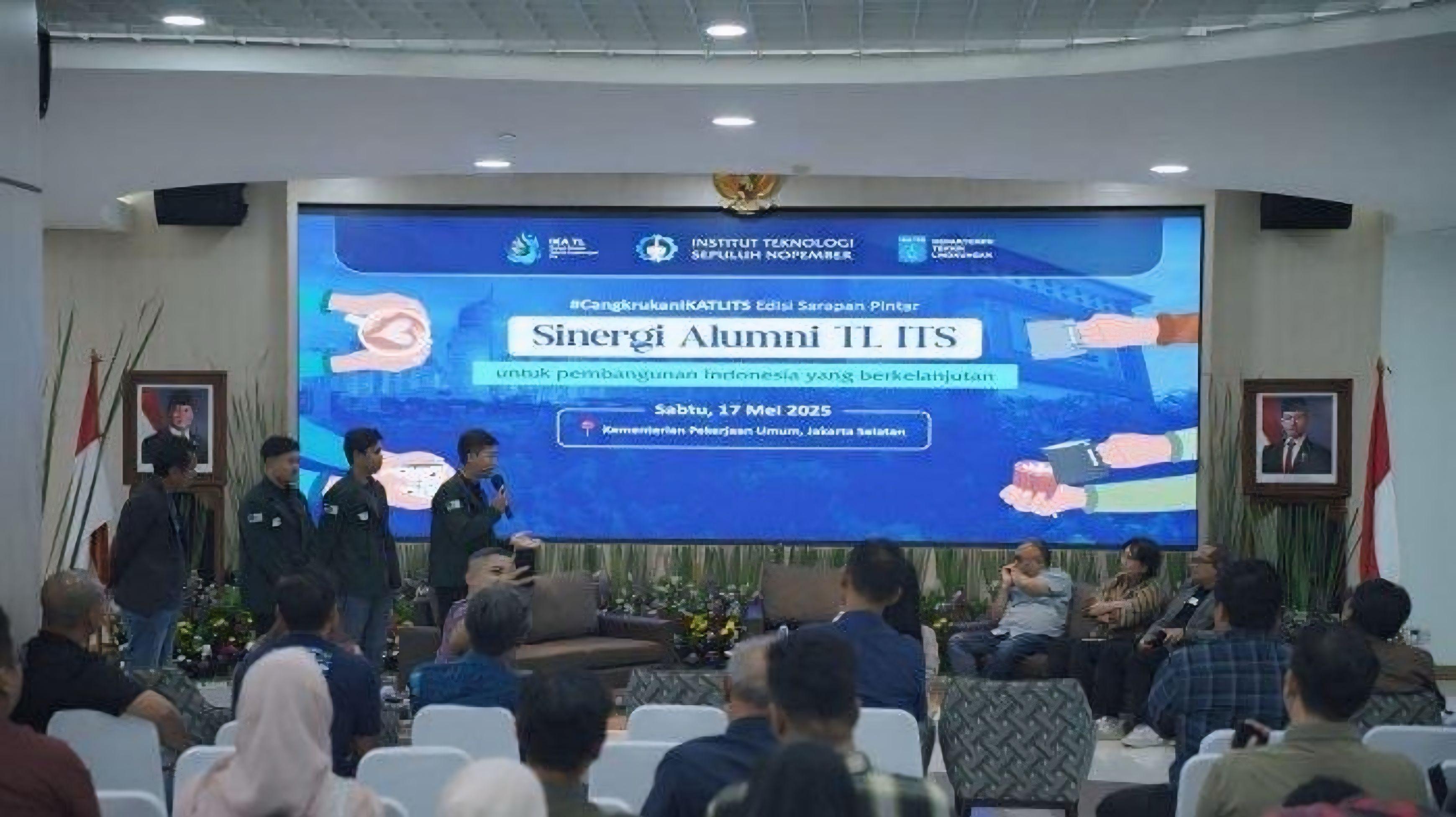 Para peserta mengikuti jalannya diskusi bertema pembangunan berkelanjutan yang diselenggarakan oleh IKATL ITS