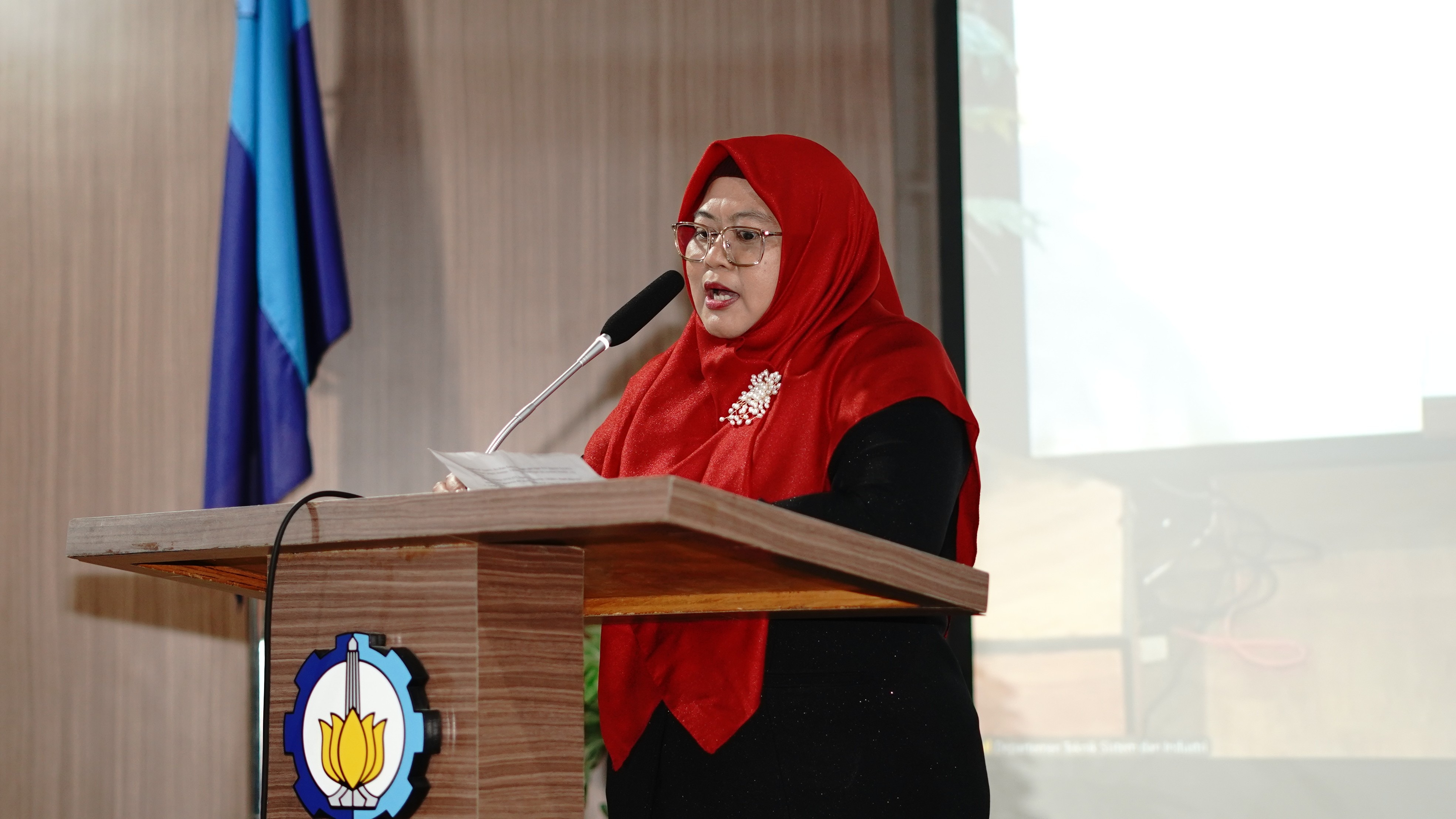 Gambar Dr Atikha Sidhi Cahyana ST MT ketika menyampaikan orasinya pada promosi doktor baru Departemen Teknik Sistem dan Industri ITS