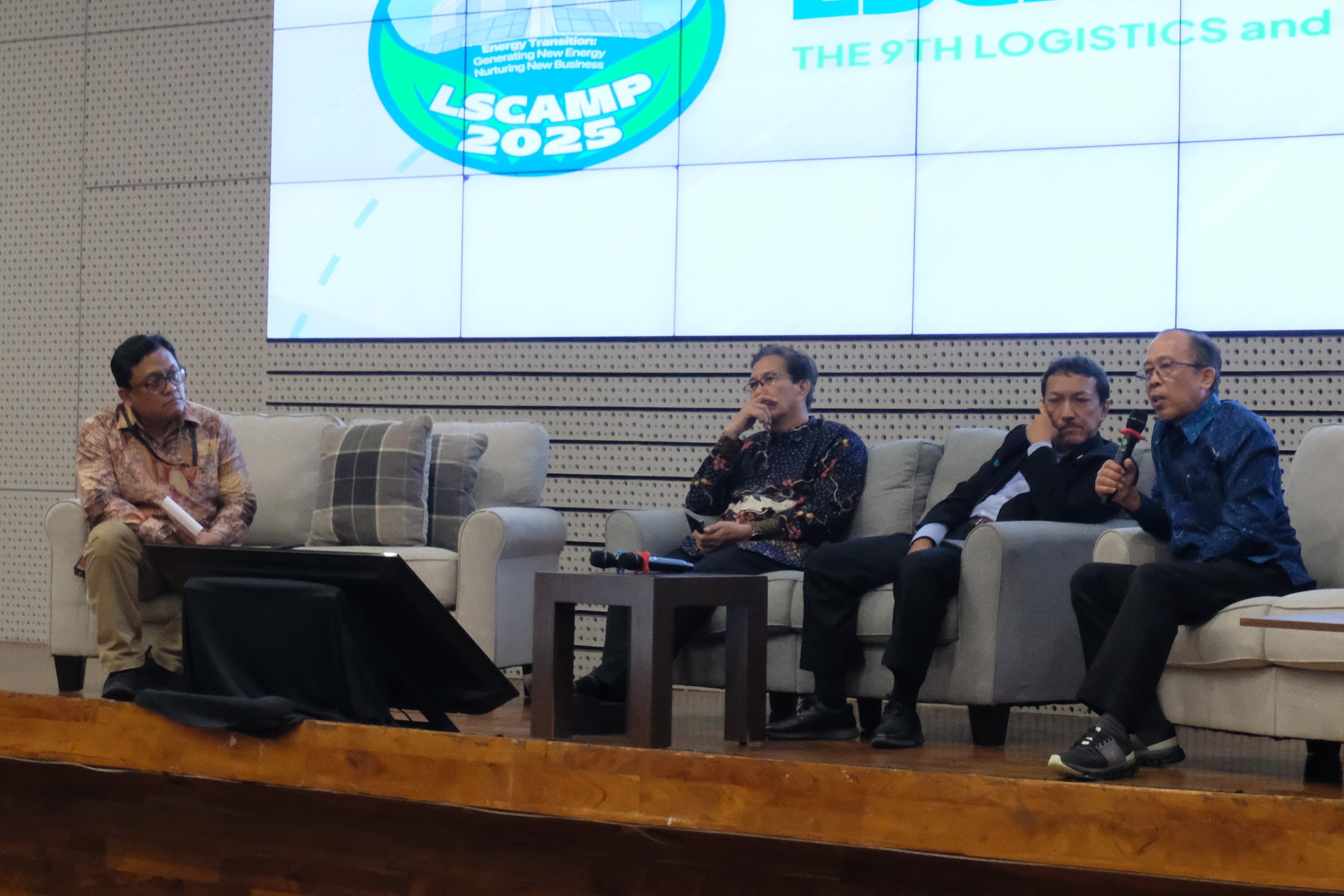 Perwakilan DJEBTKE Harris ST MT ketika menyampaikan isu transisi energi dari sudut pandang pemerintah pada seminar publik LSCAMP 2025