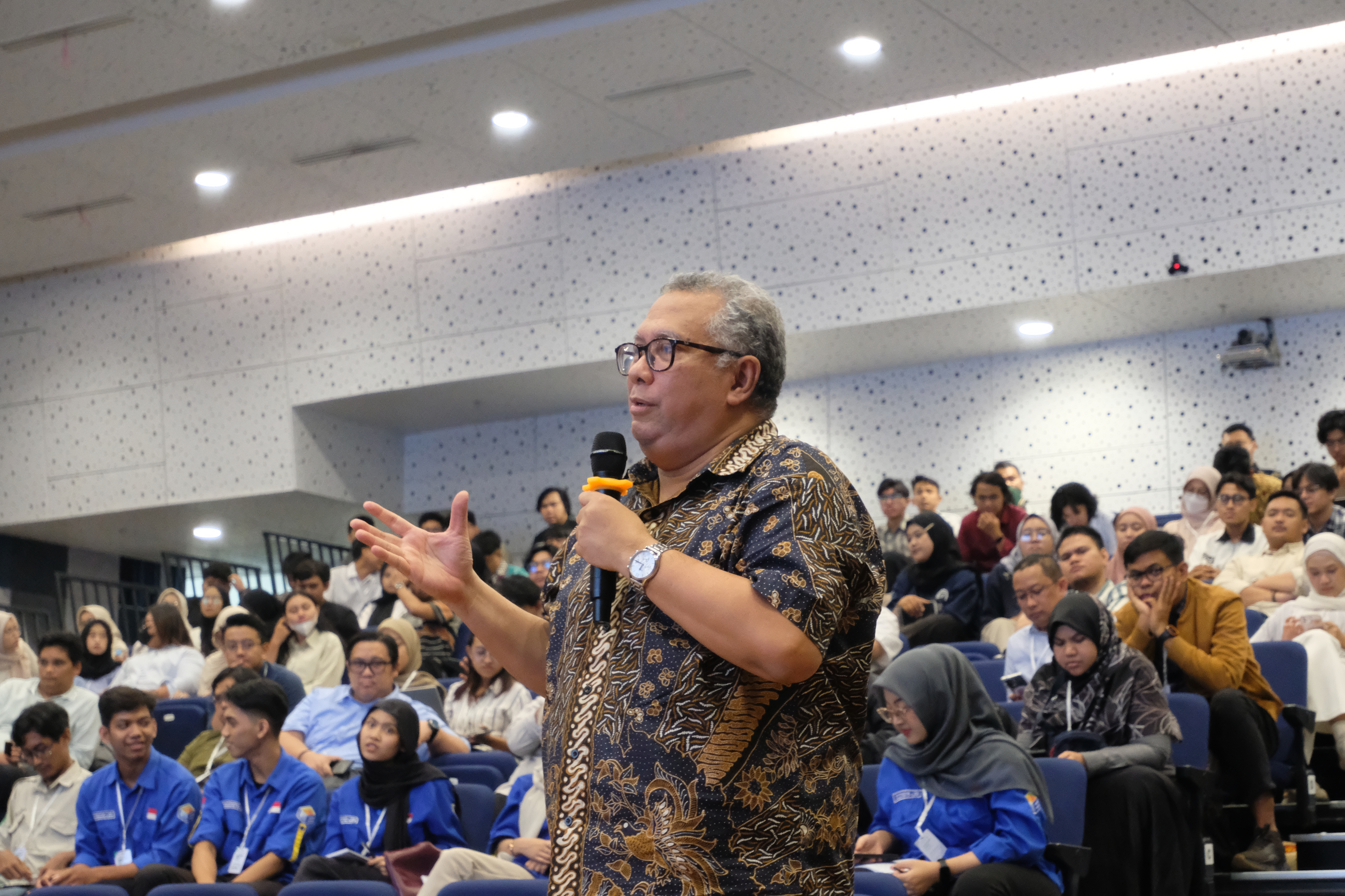 Kepala Laboratorium LSCM Prof Dr Eng Ir Ahmad Rusdiansyah MEng CSCP CLTD IPU ketika bertanya mengenai peluang bisnis yang dapat dimanfaatkan ketika transisi energi