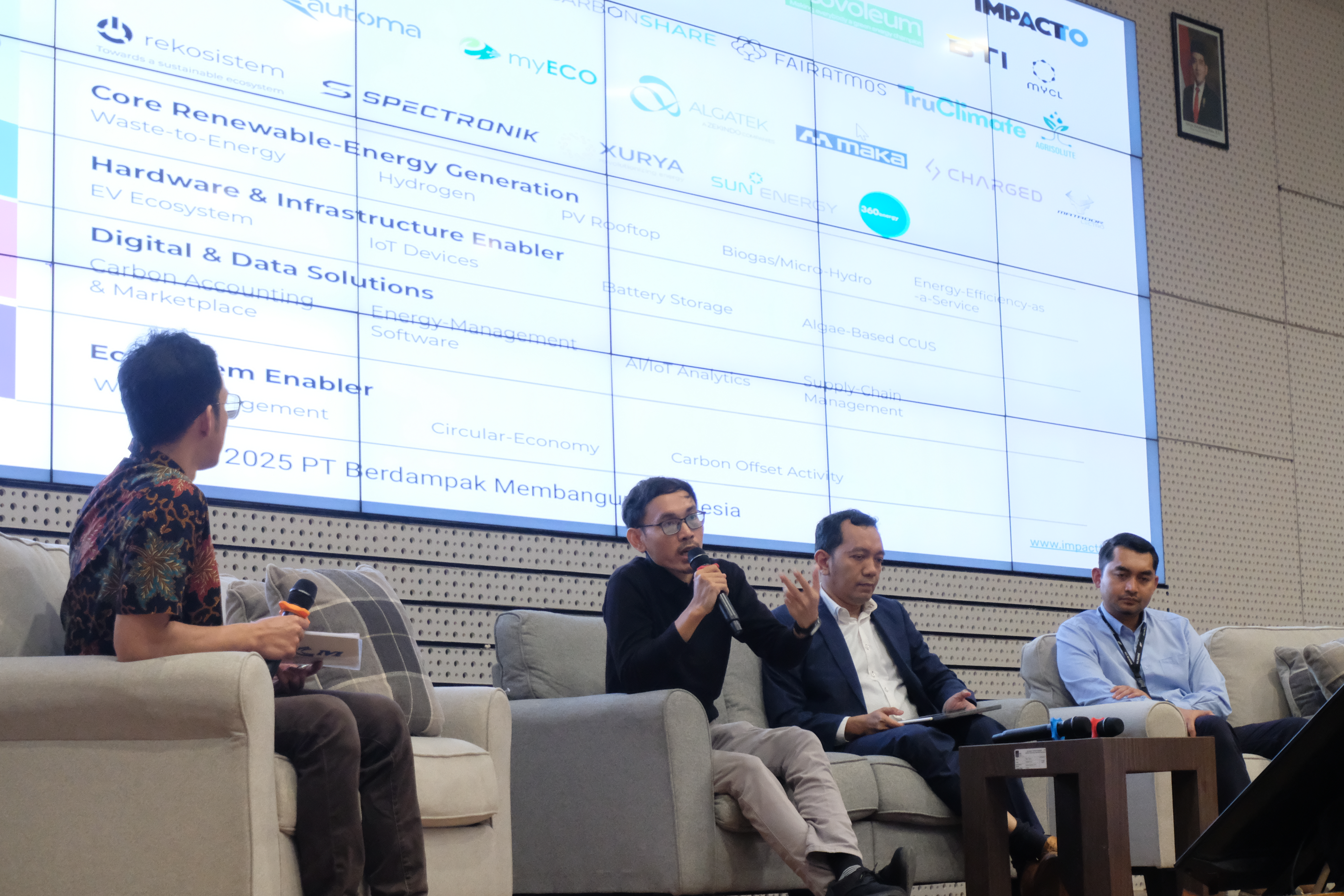 Senior Business Consultant Impactto Arya Prihutama saat menjelaskan sektor bisnis yang dapat dimanfaatkan pada masa transisi energi