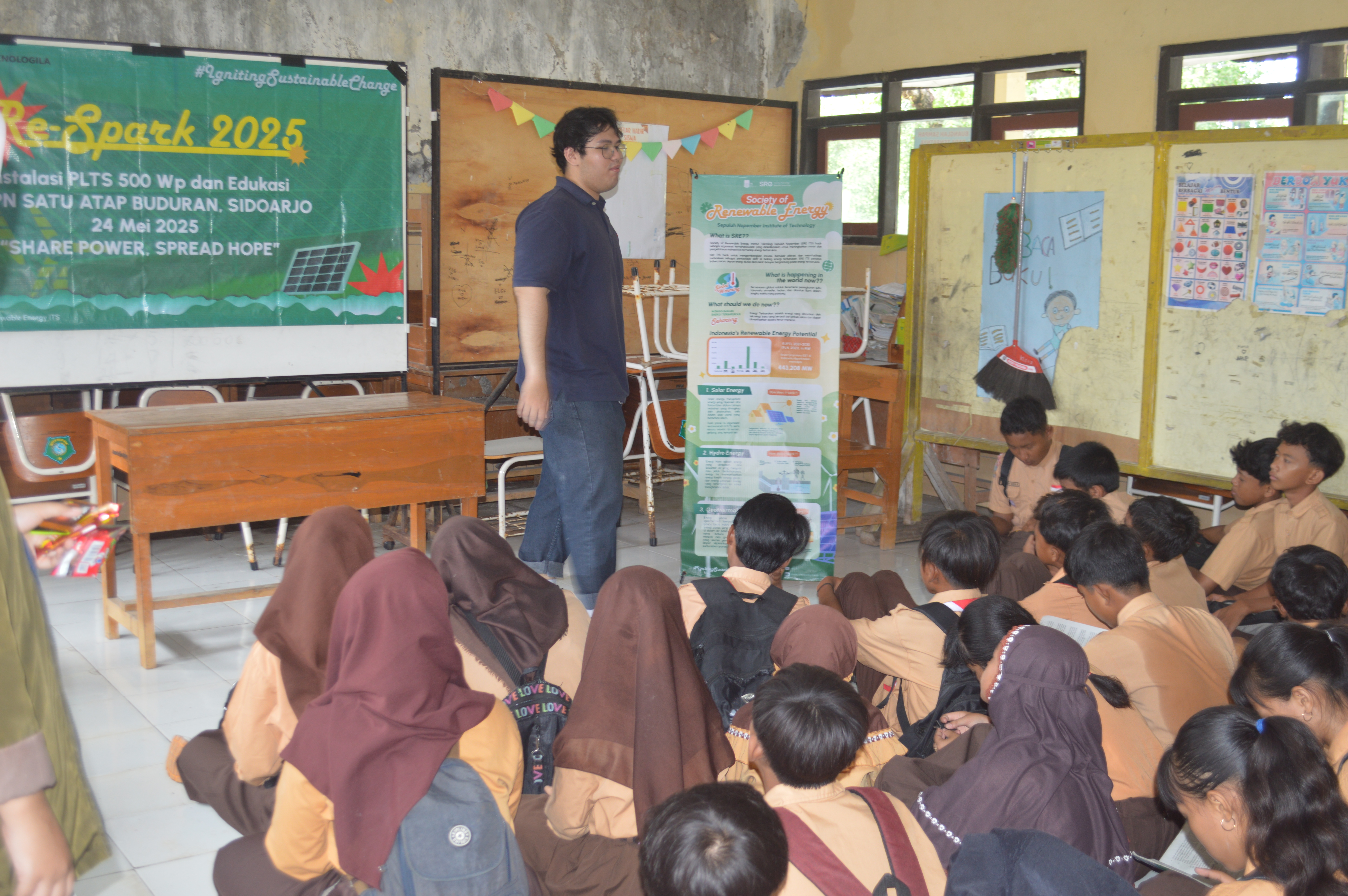 Gambar SRE ITS sedang melakukan edukasi mengenai energi terbarukan kepada anak-anak SMPN 1 Atap Buduran